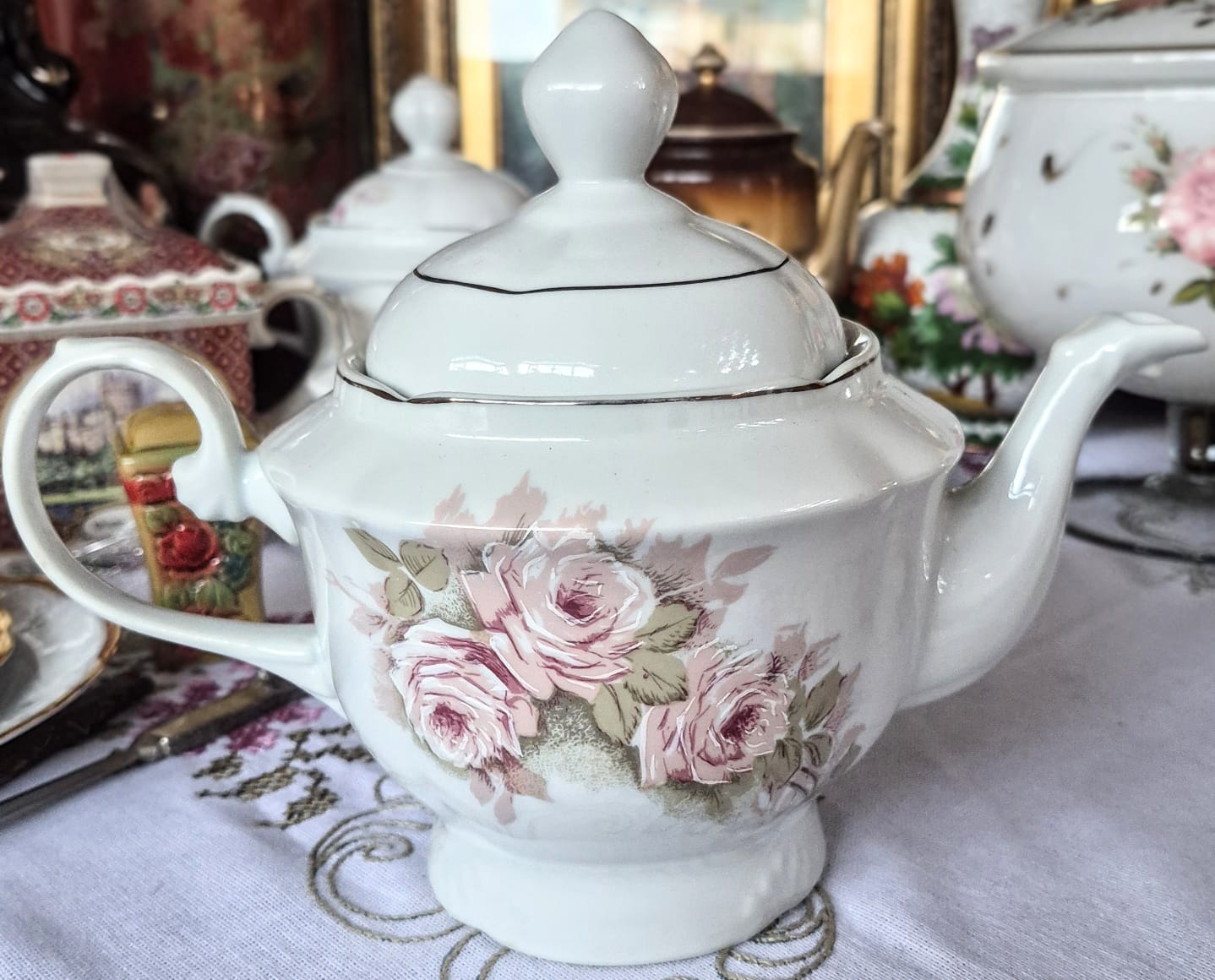 Maravilhoso conjunto para chá em porcelana floral Real. Maravilhoso e impecável! 3 peças.