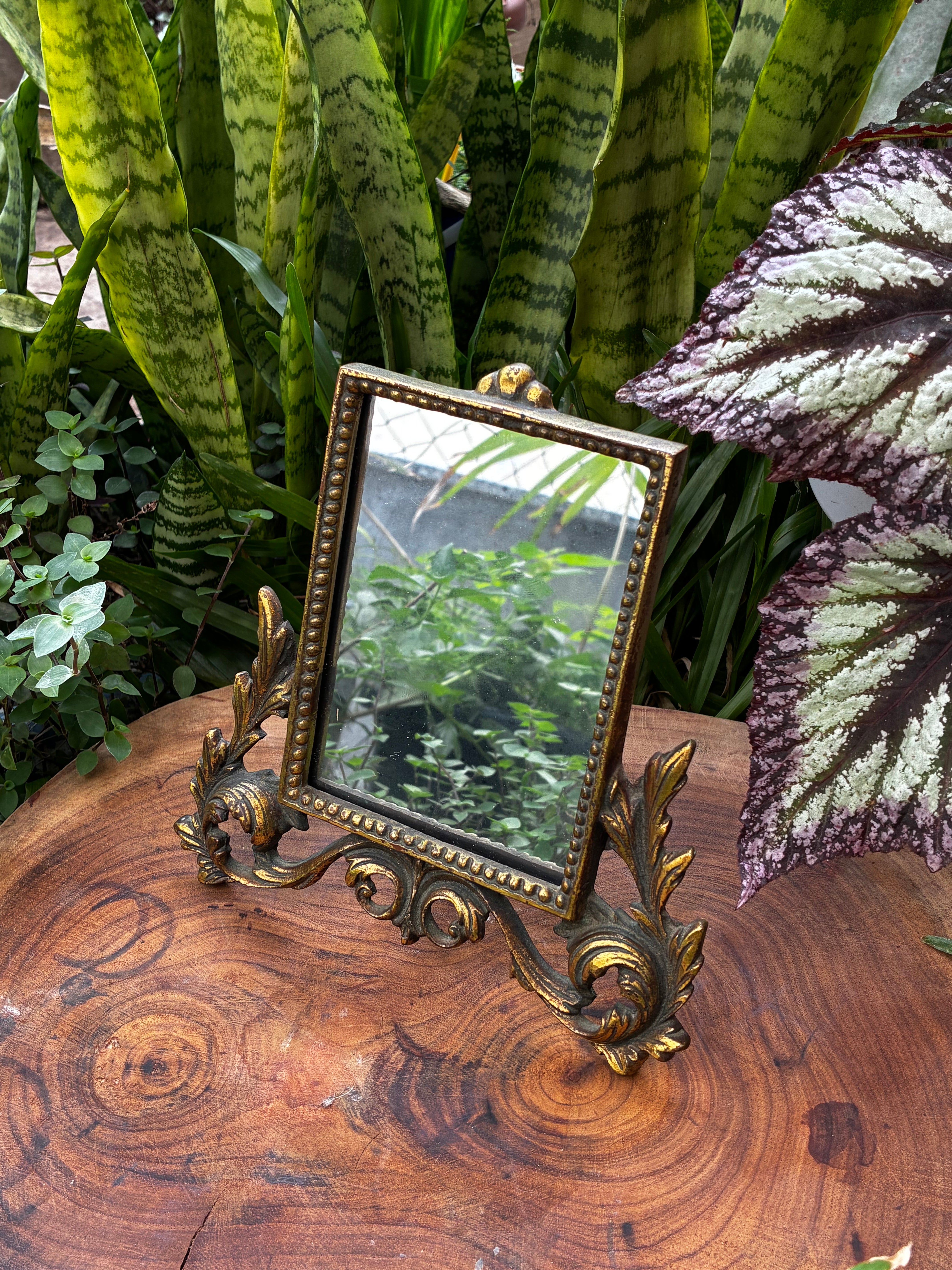 Espelho vintage de mesa retangular com moldura ornamental com acabamento dourado 
