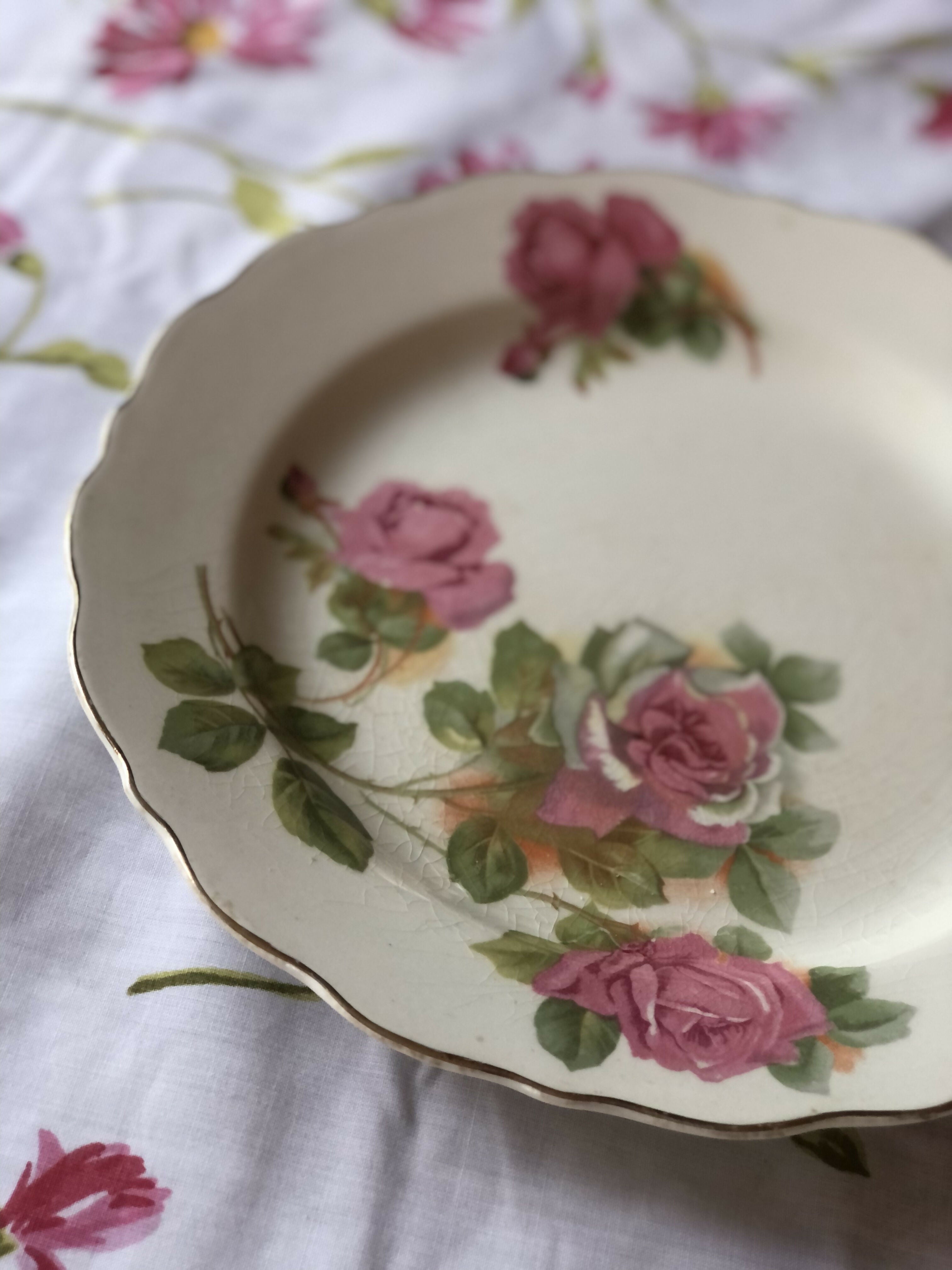 Mesa posta com preciosos pratos ingleses