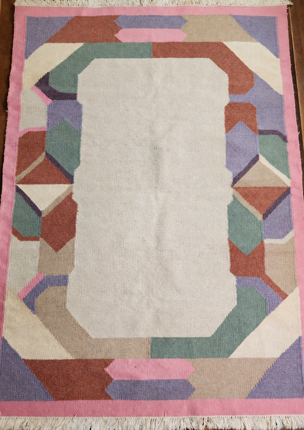 Tapete Kilim em tons pastéis de rosa, lilás, verde e marrom 