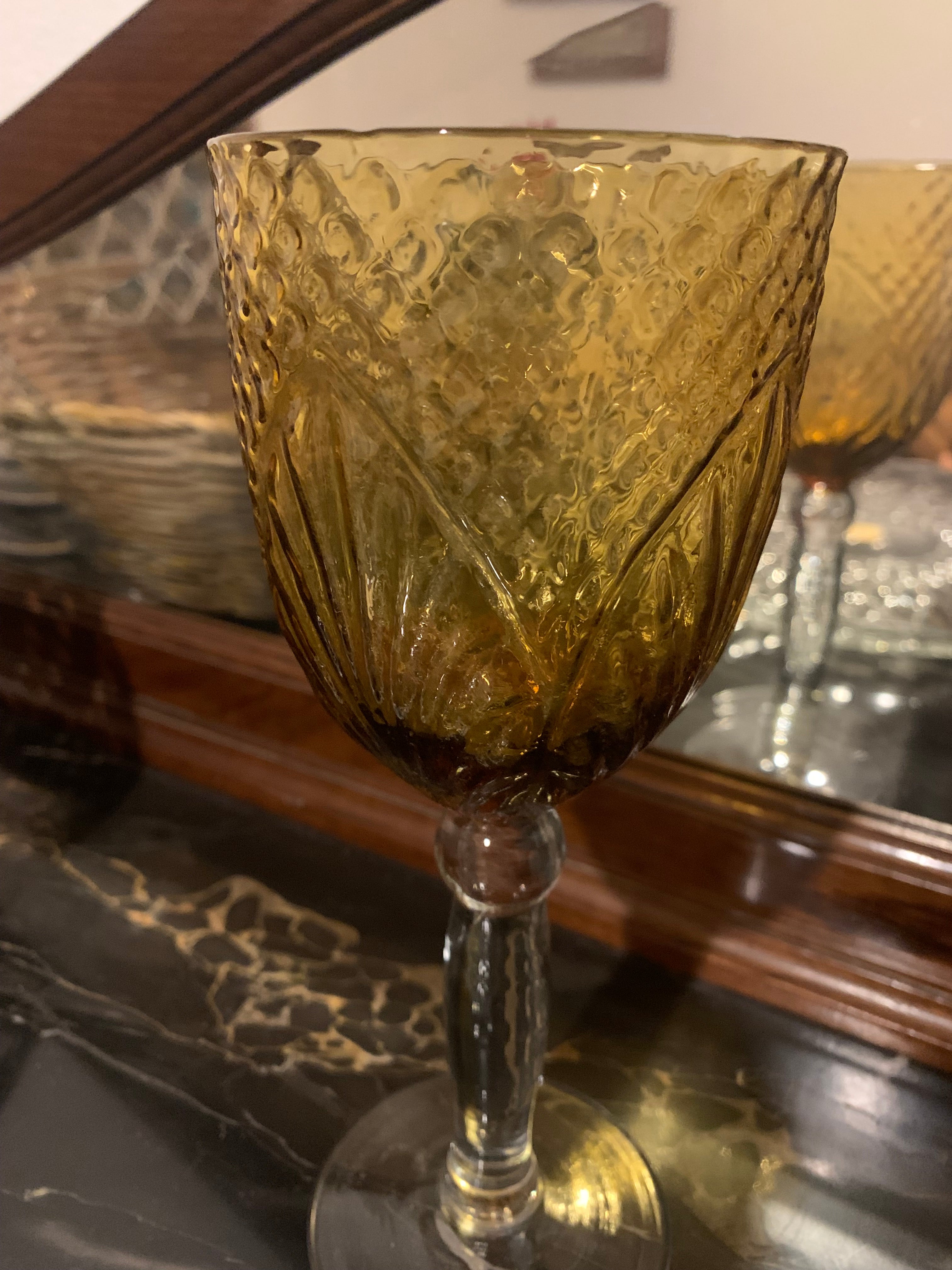Taça solteira grande e antiga em vidro âmbar texturizado