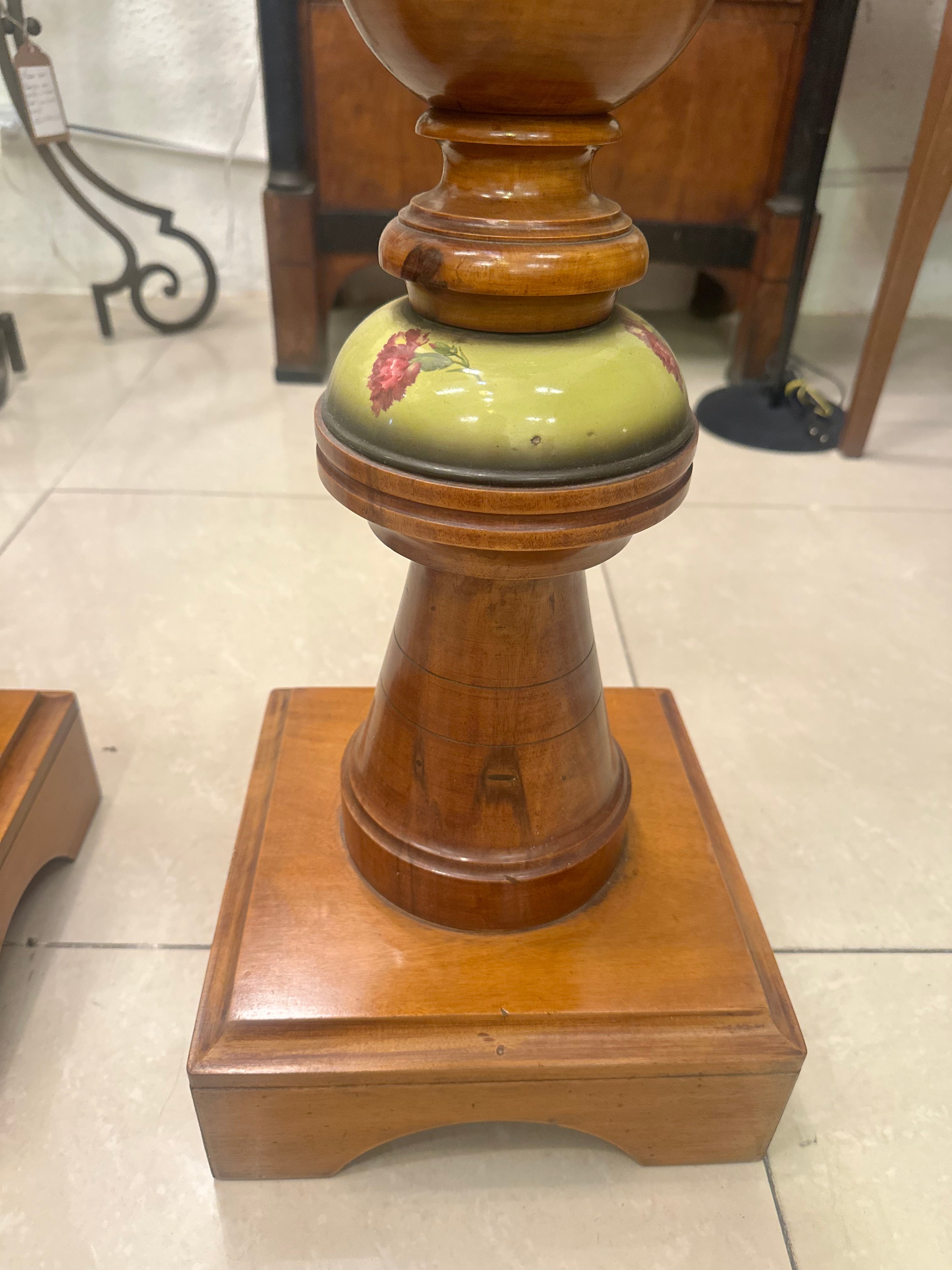 Par de Colunas em Porcelana e Madeira com pinturas florais 