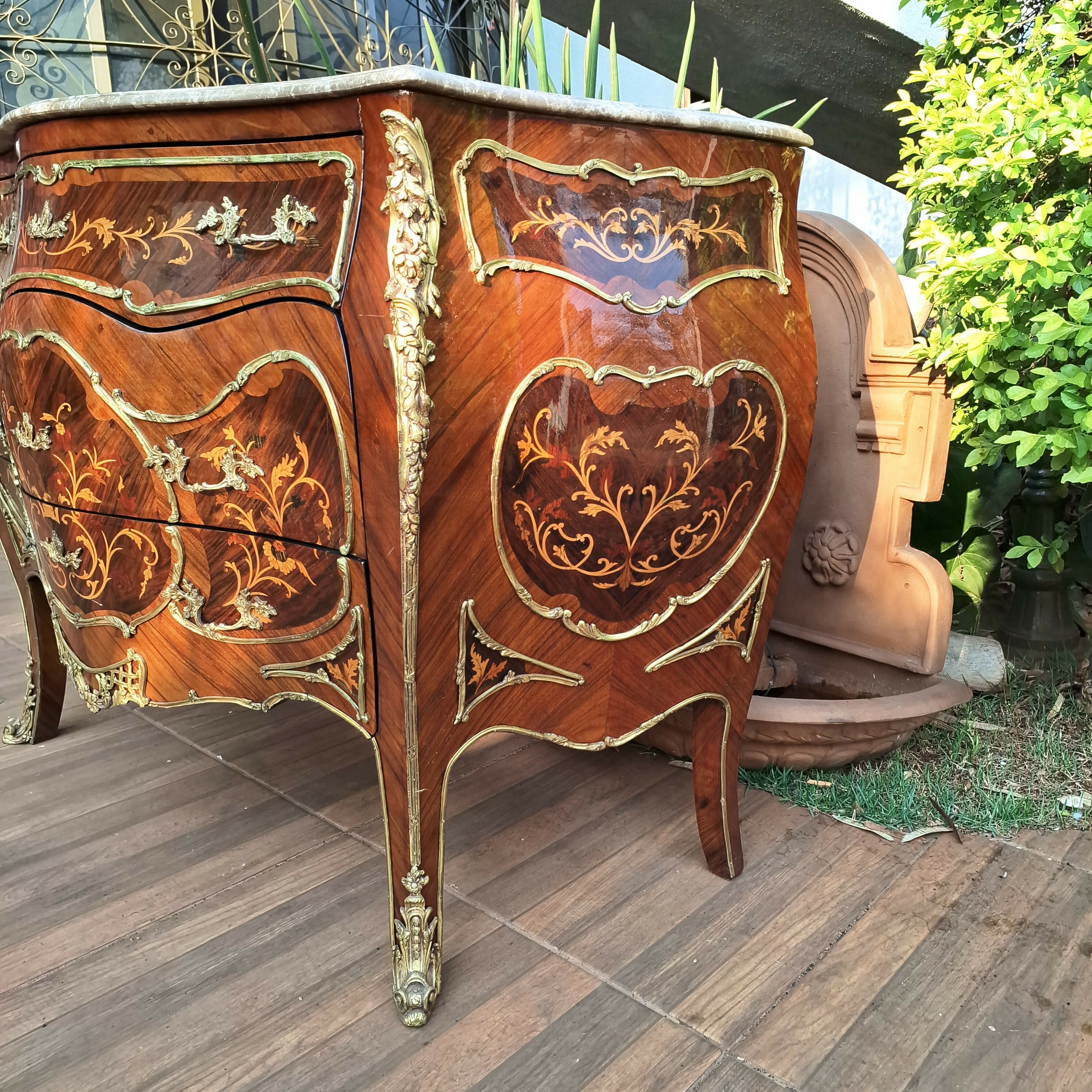 Cômoda Bombê em marchetaria e detalhes em bronze