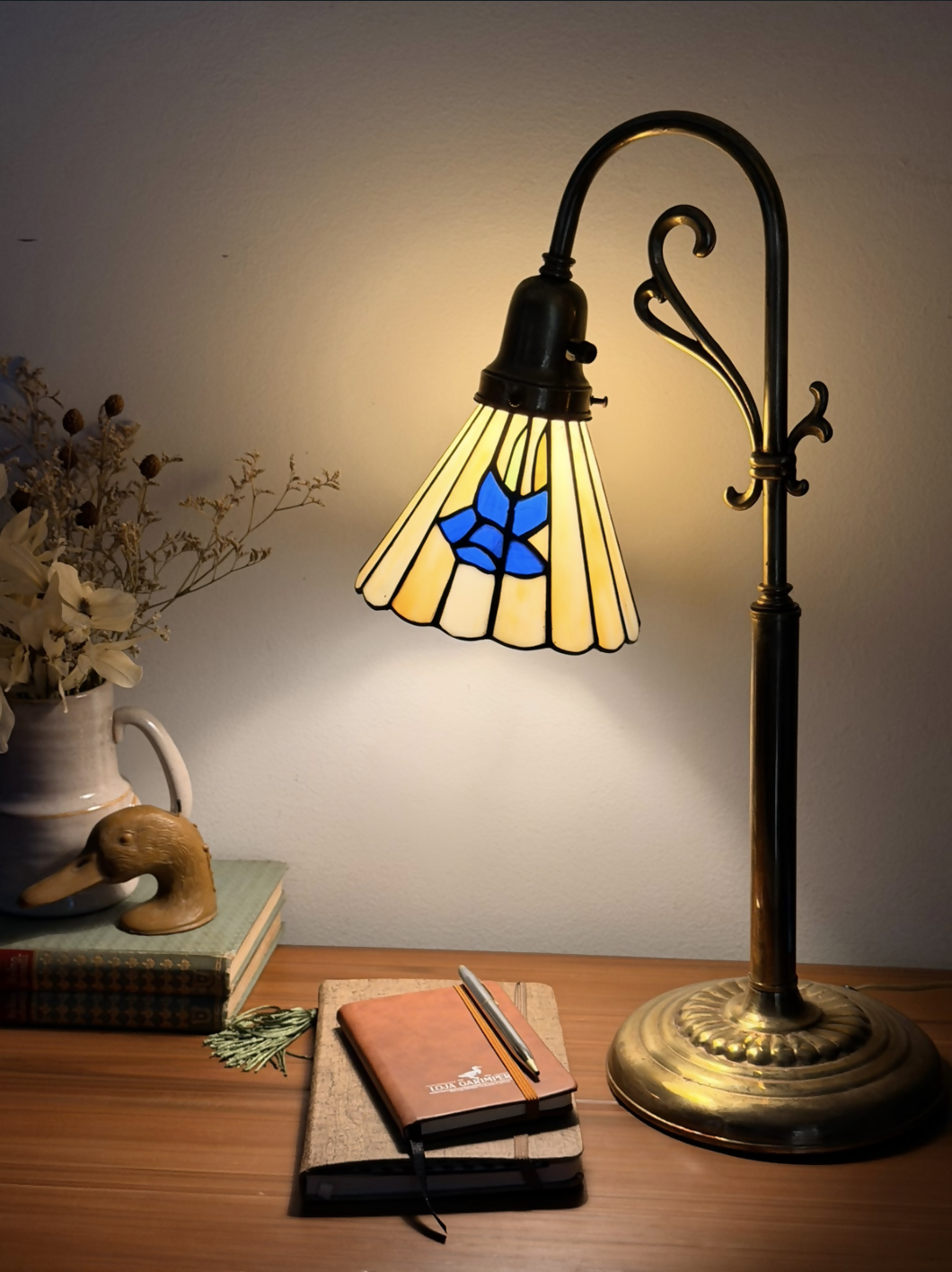 Luminária Estilo Tiffany em Pasta de Vidro Colorido Artesanal Base Latão e Bronze