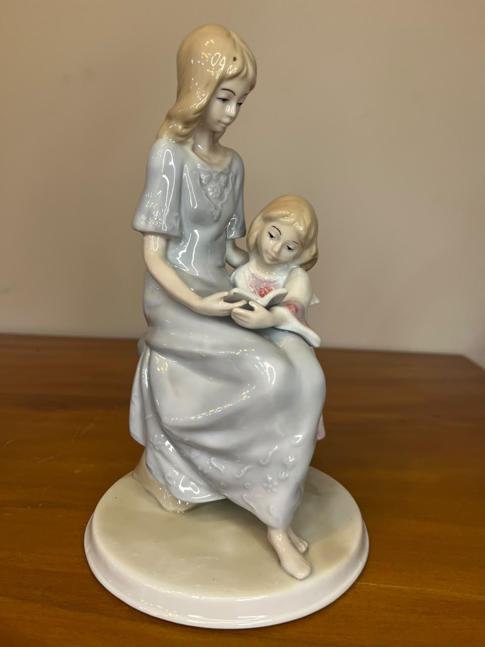Escultura em Porcelana Meico – Mãe e Filha – 20 cm