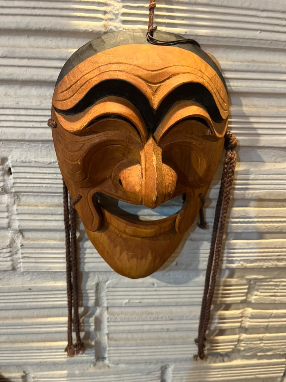 Máscara decorativa em madeira entalhada — 25 × 17 cm
