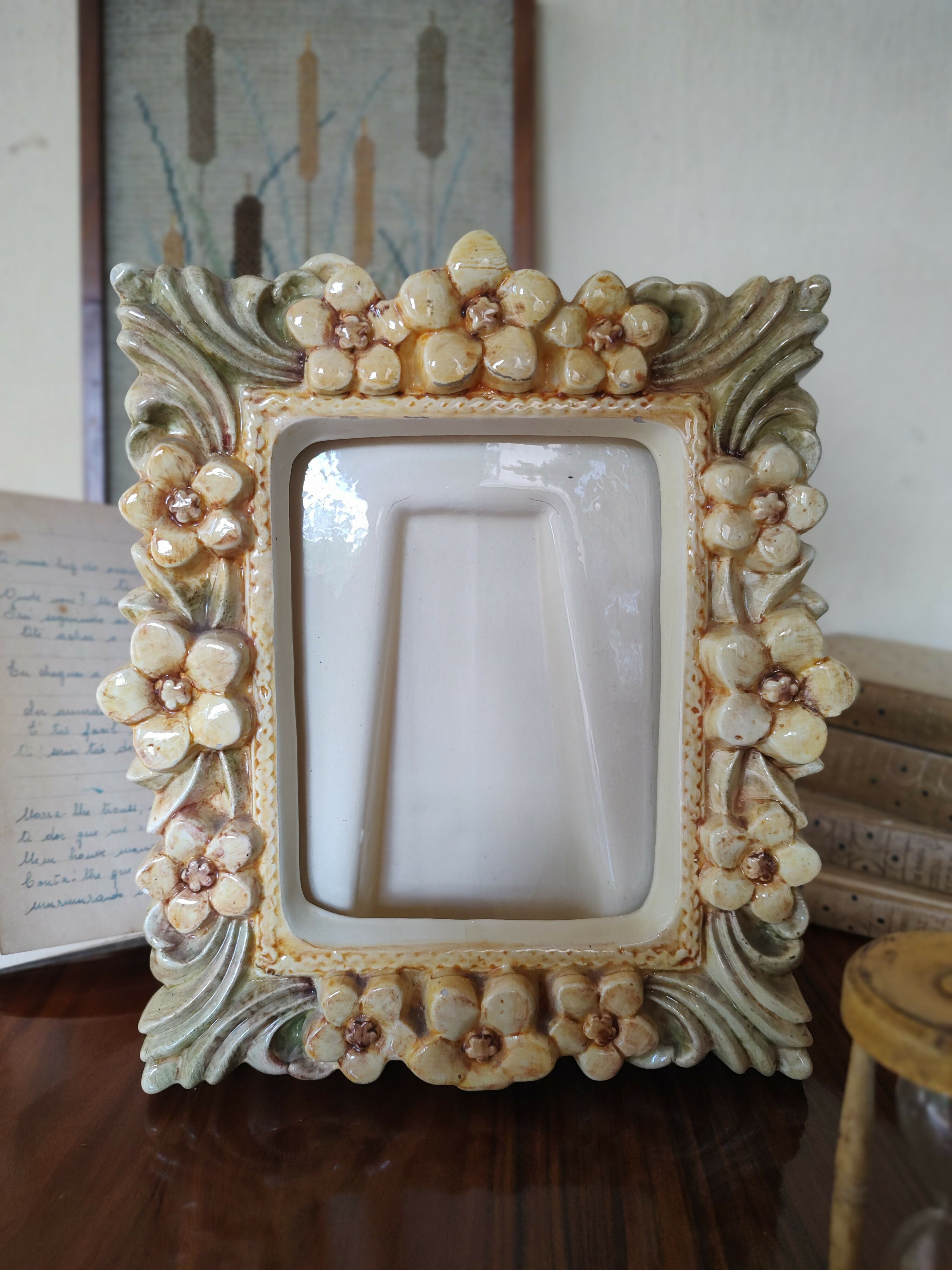 Maravilhoso e Raro Porta retrato Weiss florido em faiança (23cm x 26cm)