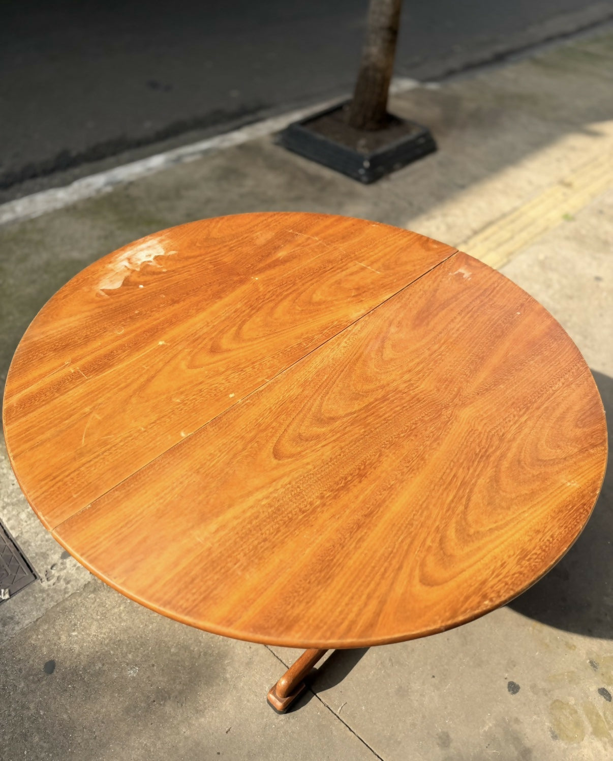 Mesa de jantar redonda extensível em madeira clara
