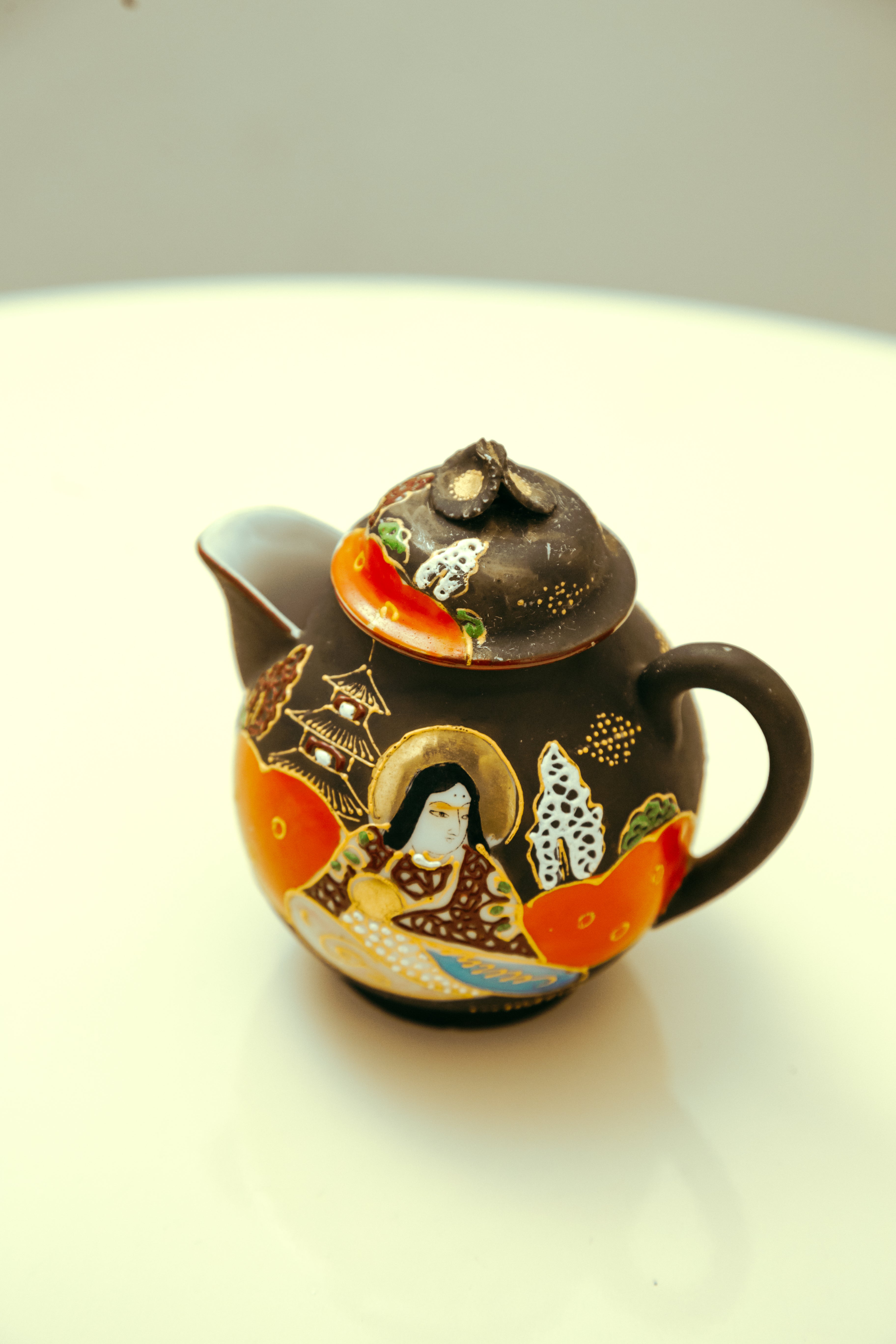 Jogo de café em porcelana japonesa casca de ovo com fundo preto 