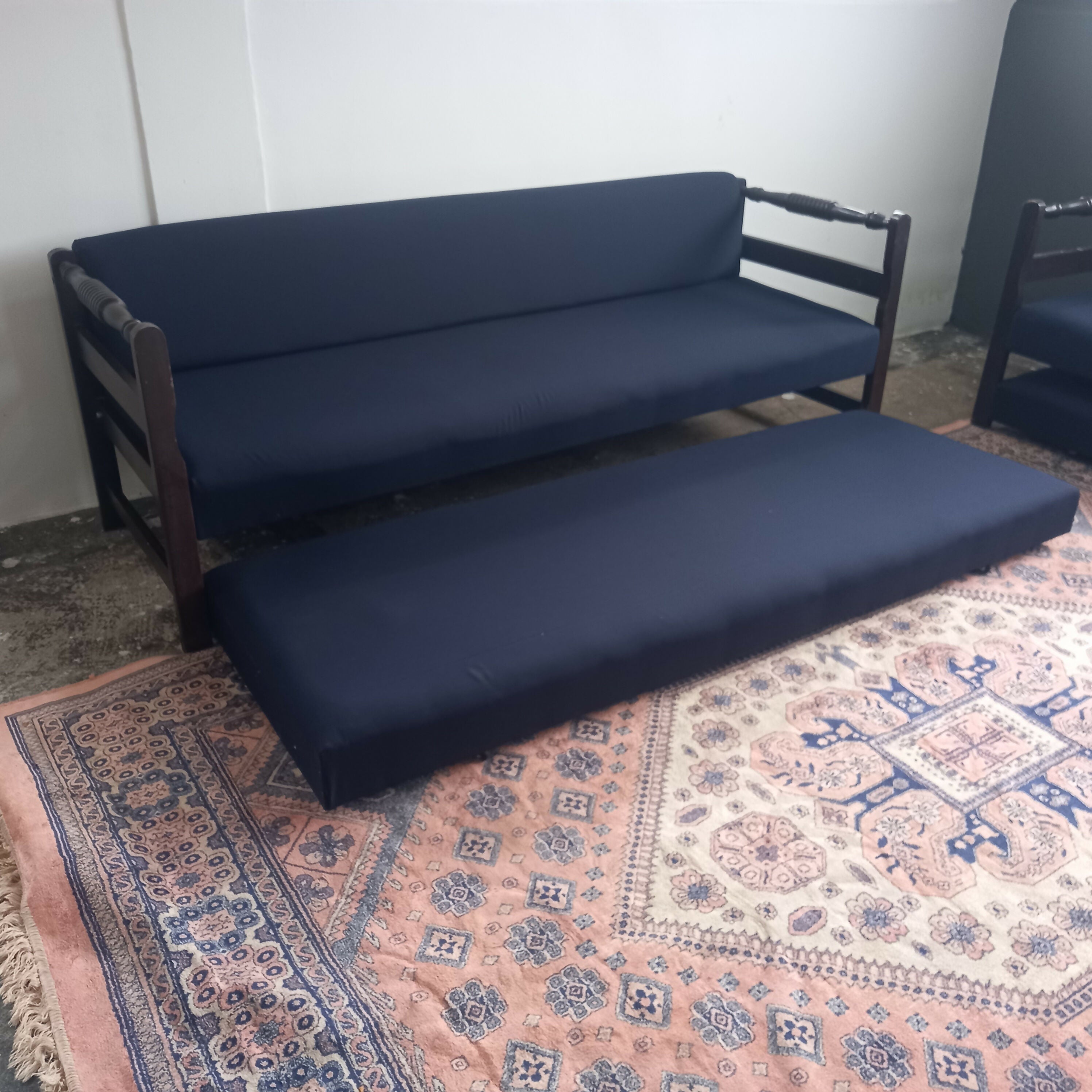 Sofa cama com estrutura em madeira
