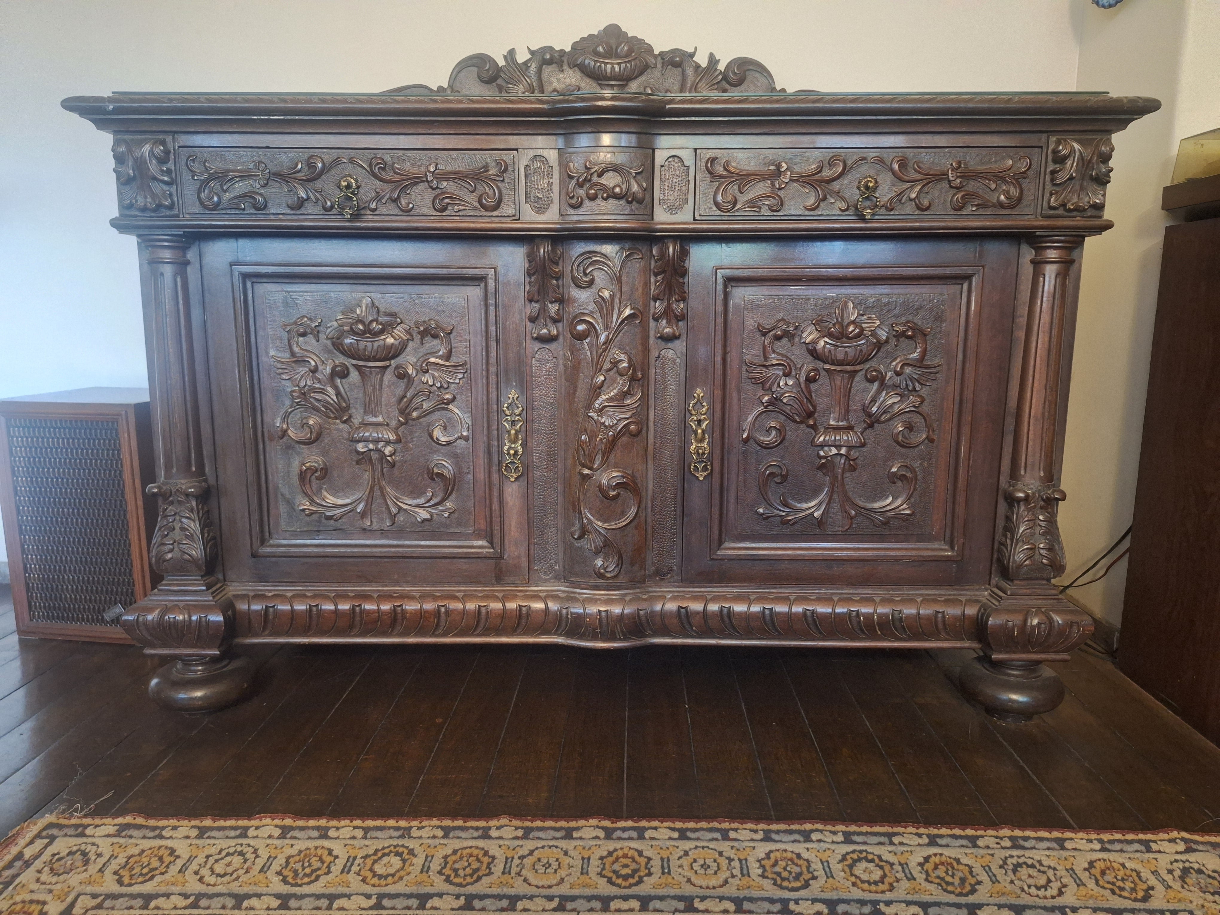 CONJUNTO SALA DE JANTAR CLÁSSICO ENTALHADO EM MADEIRA NOBRE – ESTILO RENASCENTISTA (Mesa, cadeiras, Buffet, Cristaleira) 
