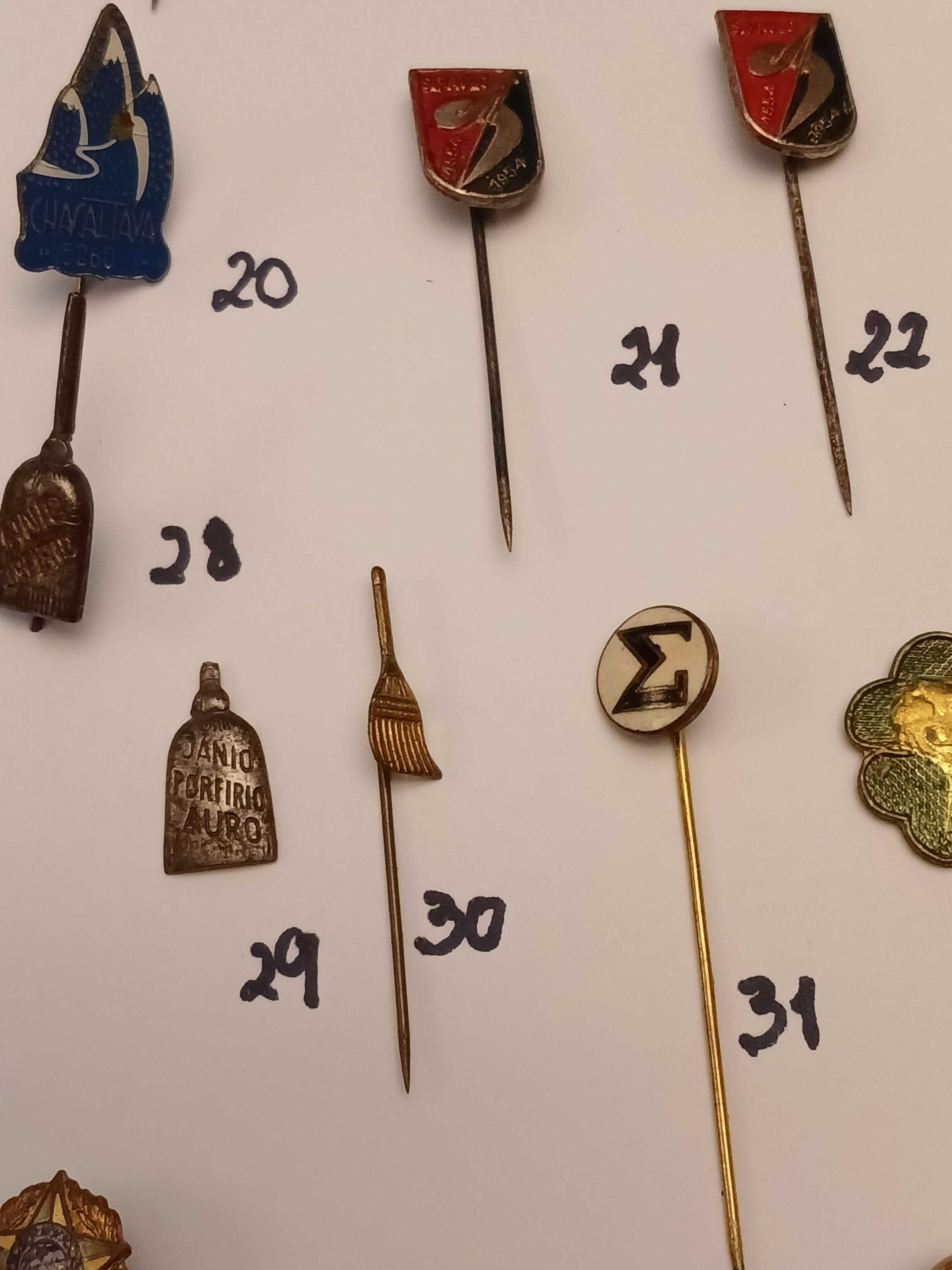 Coleção de 48 pins e broches antigos