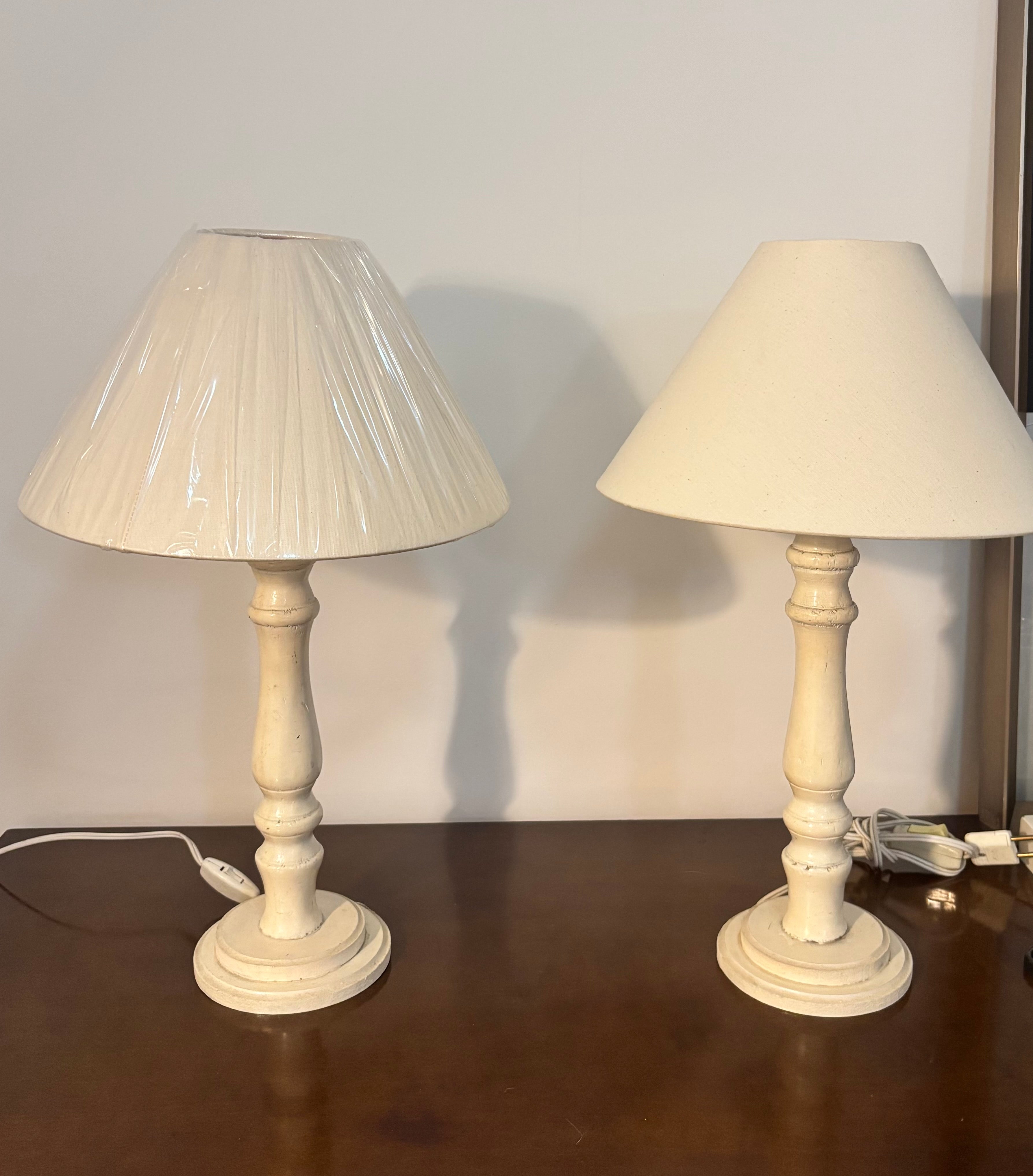 Par de Abajures / Luminárias Clássicas em Madeira Torneada em pátina clara e cúpula neutra (Estilo Provençal / Vintage)