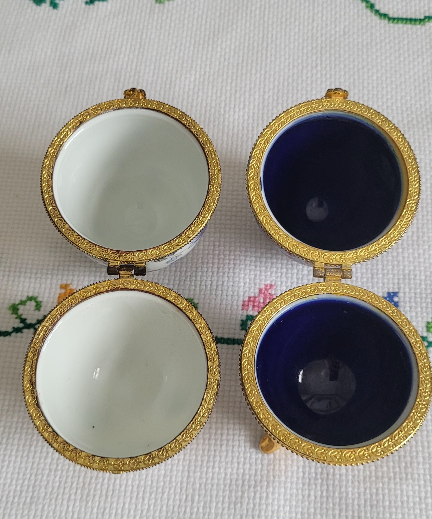 Par de Caixinhas em porcelana russa no formato de ovos estilo Fabergé