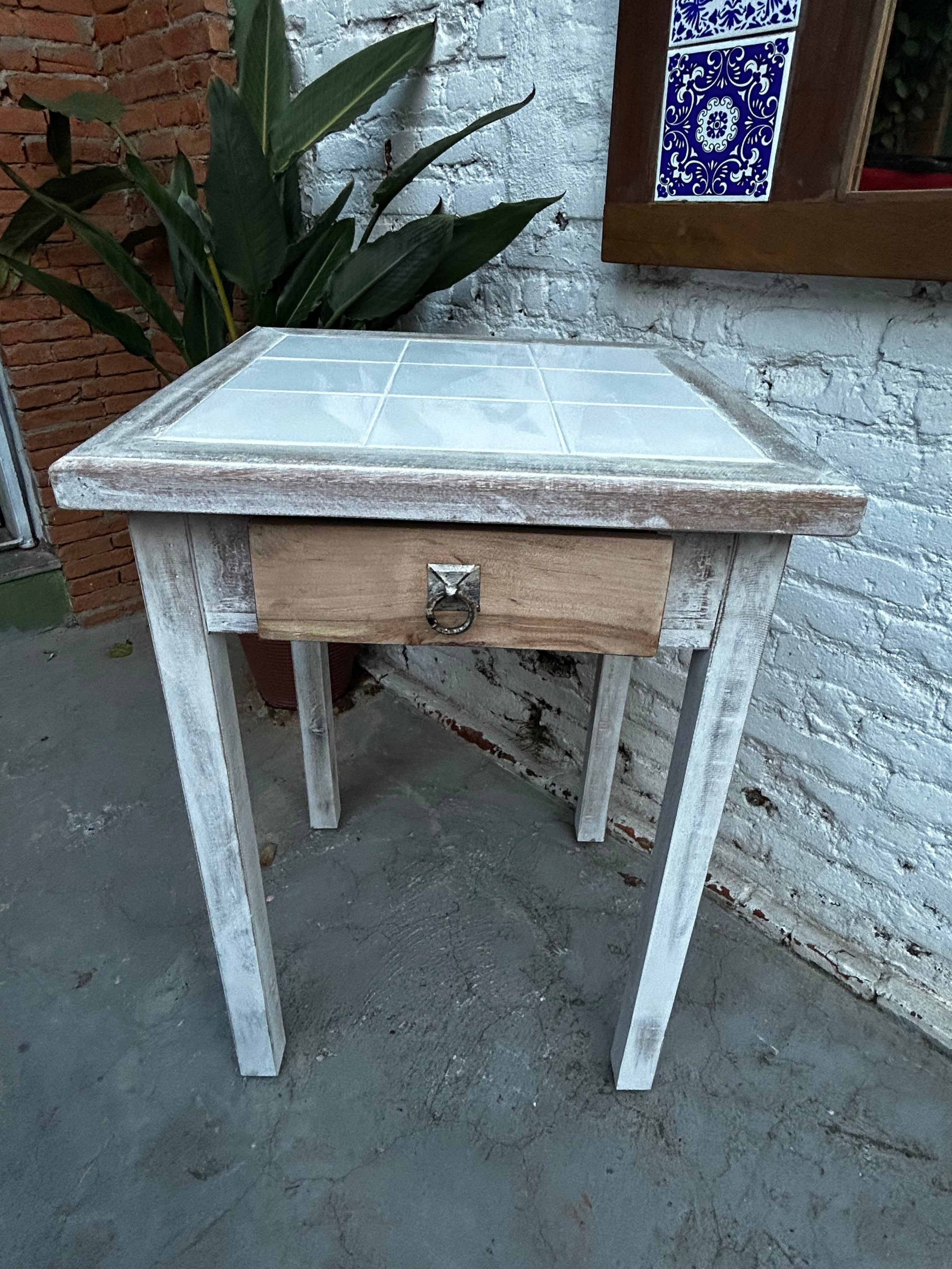 Mesa vintage quadrada com azulejos brancos e gaveta