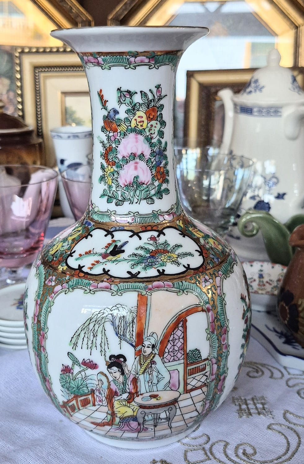 Vaso em porcelana chinesa Família Rosa,  modelo Rose Medallion. Perfeito estado.
