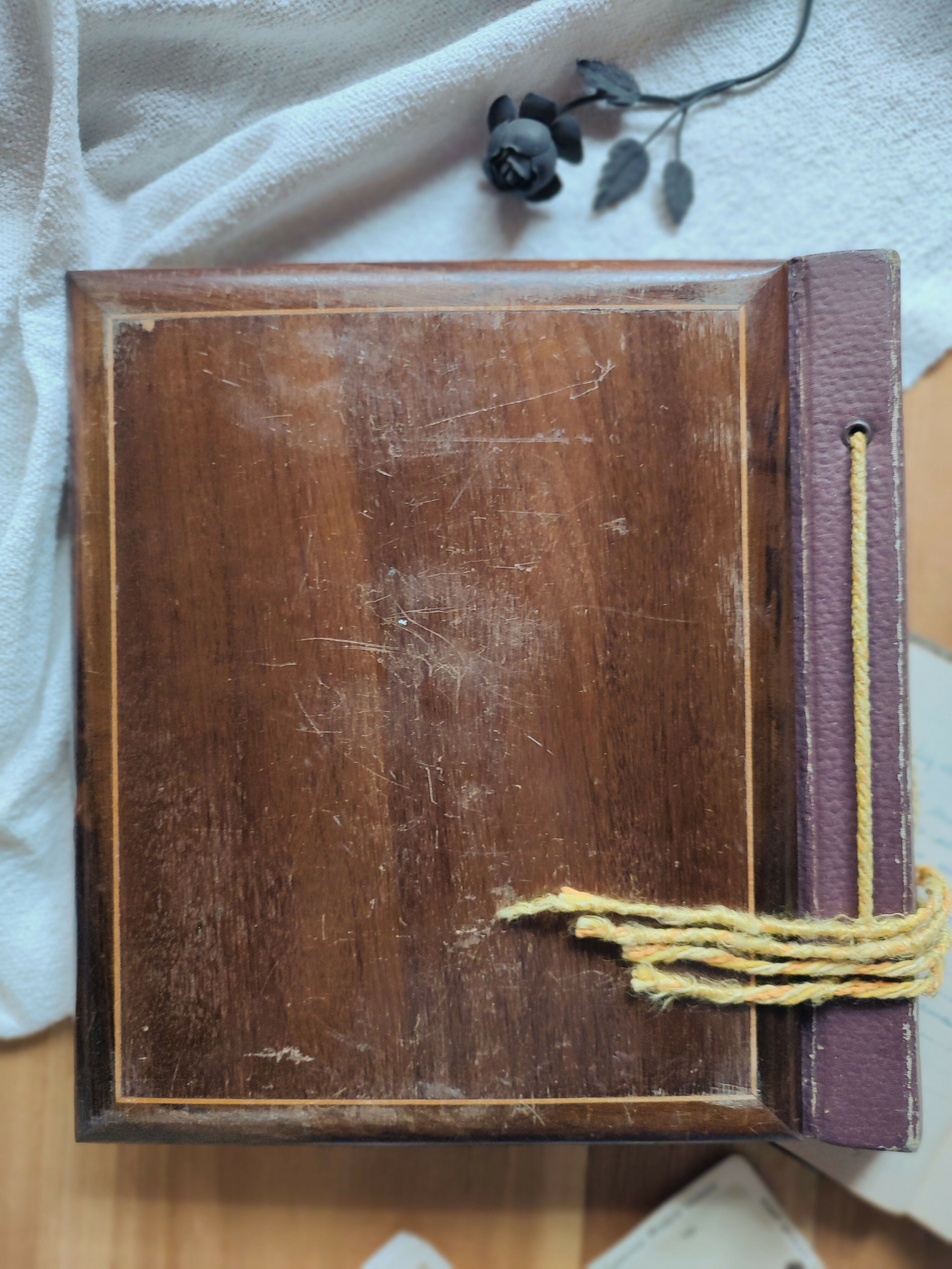 Antigo álbum de fotos "Nossa Família" com capa em madeira (30cm x 28cm)