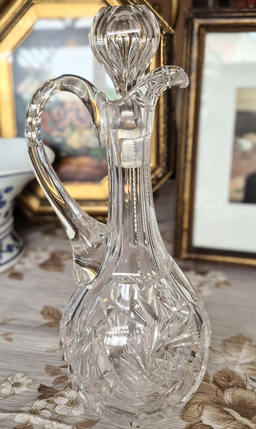 Incrível licoreira com alça em cristal de chumbo tcheco anos 50, pesado, translúcido,  com lapidações dedão e pinwheel. 
