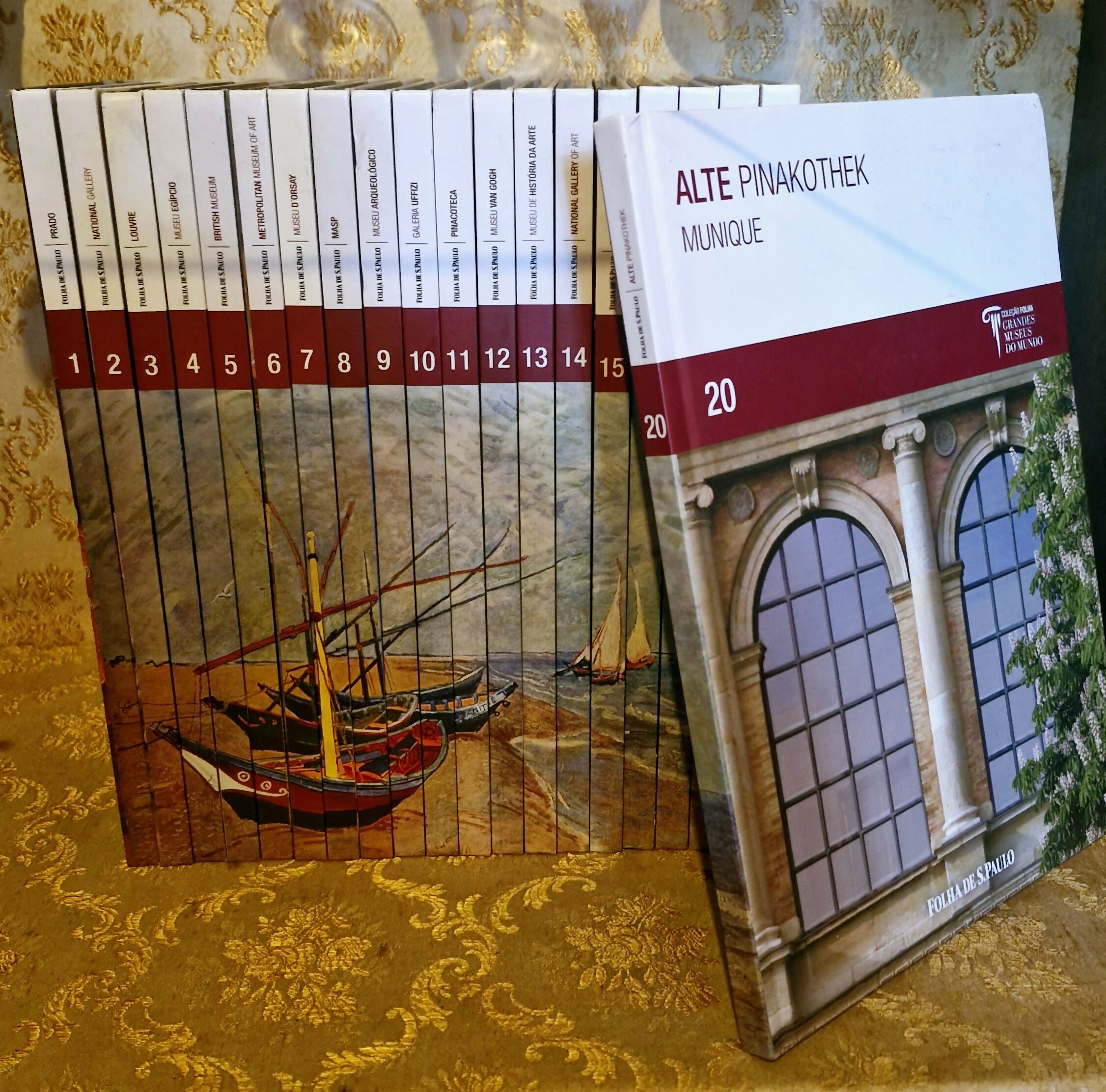 Belíssima coleção de livros com os mais especiais museus do mundo