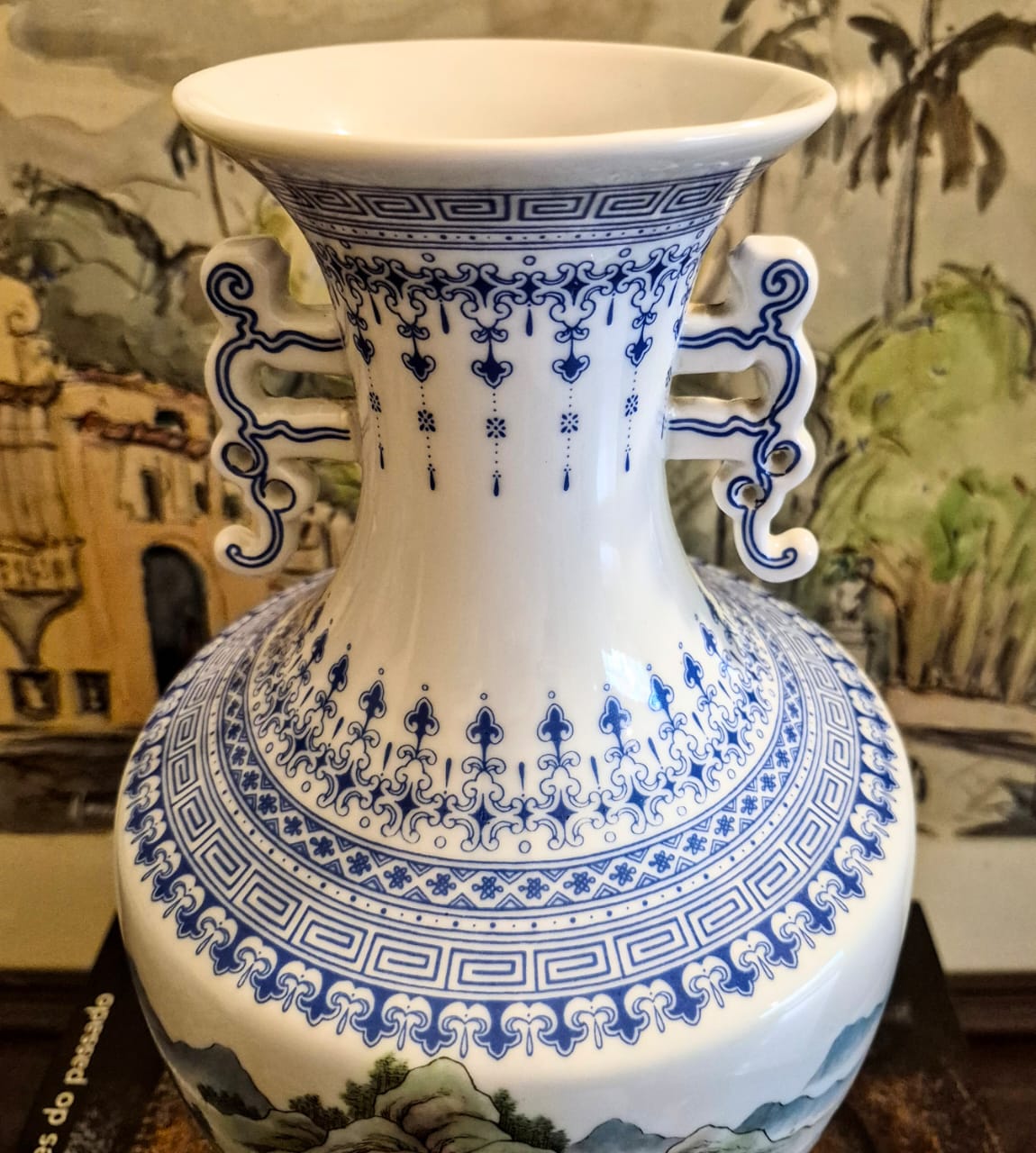 Maravilhoso vaso em porcelana vintage chinesa Jingdezhen com pintura à mão de paisagem montanhosa, estilo Shanshui.