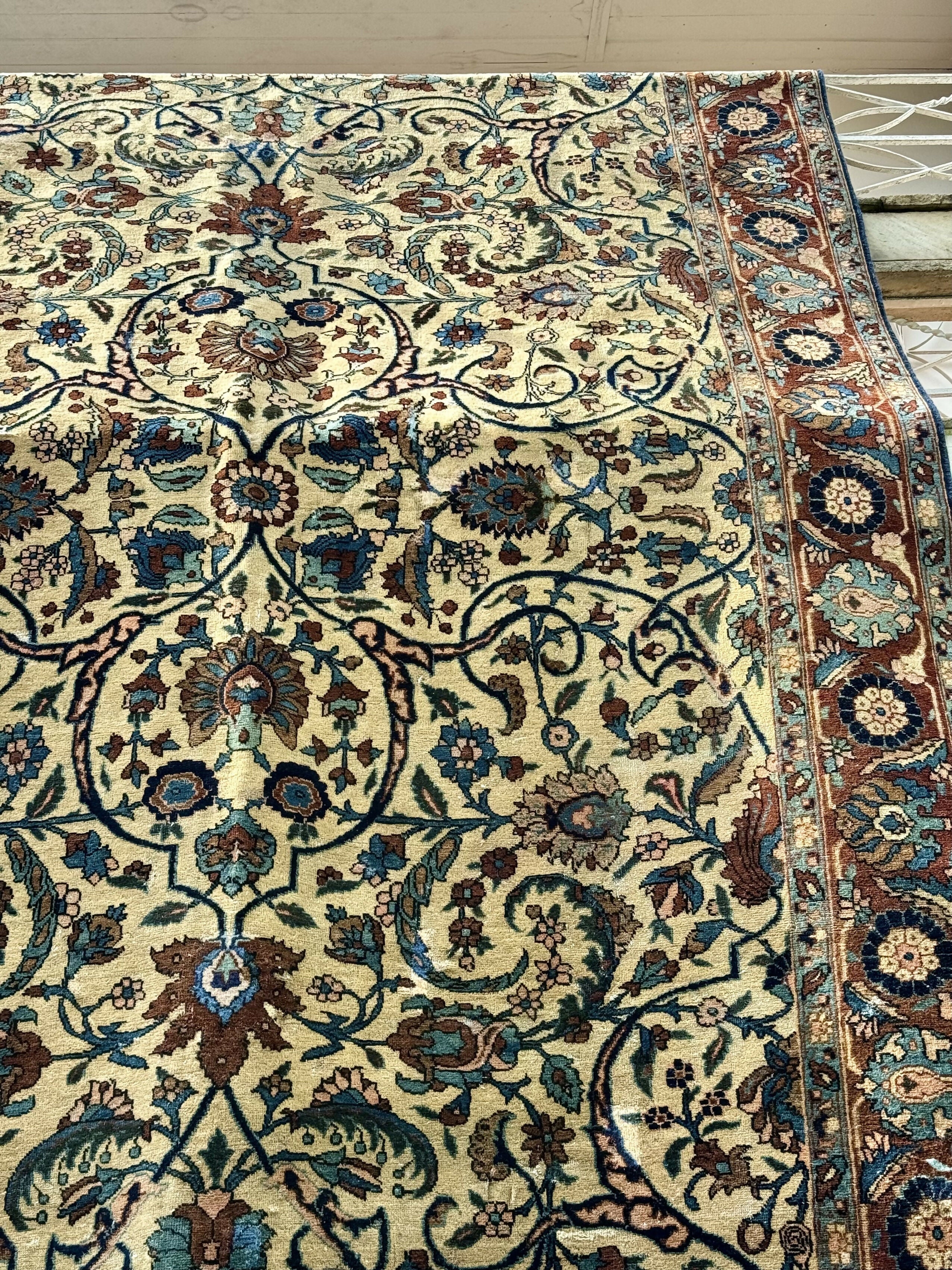 Antigo Tapete Oriental Isfahan em seda e lã
