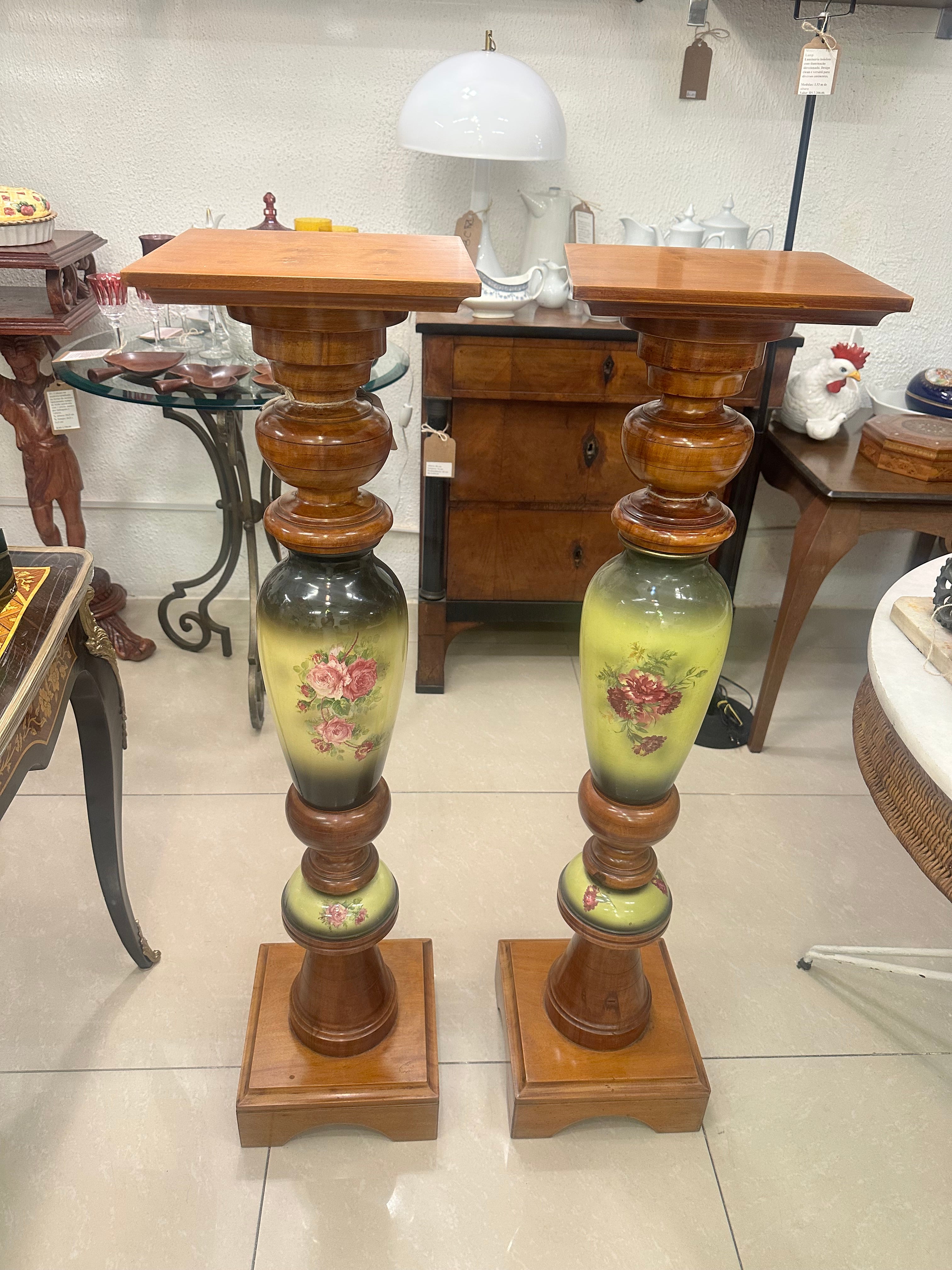 Par de Colunas em Porcelana e Madeira com pinturas florais 