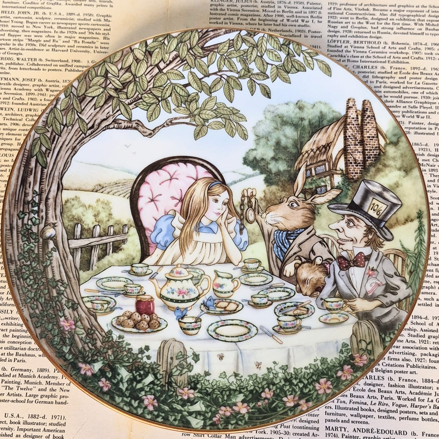 Prato decorativo em porcelana francesa, vintage,  finíssima, Georges  Boyer de Limoges, coleção de Sandy Nightingale, modelo "Alice et le Chapelier" de 1981. Bordas de ouro 24k. Um espetáculo!