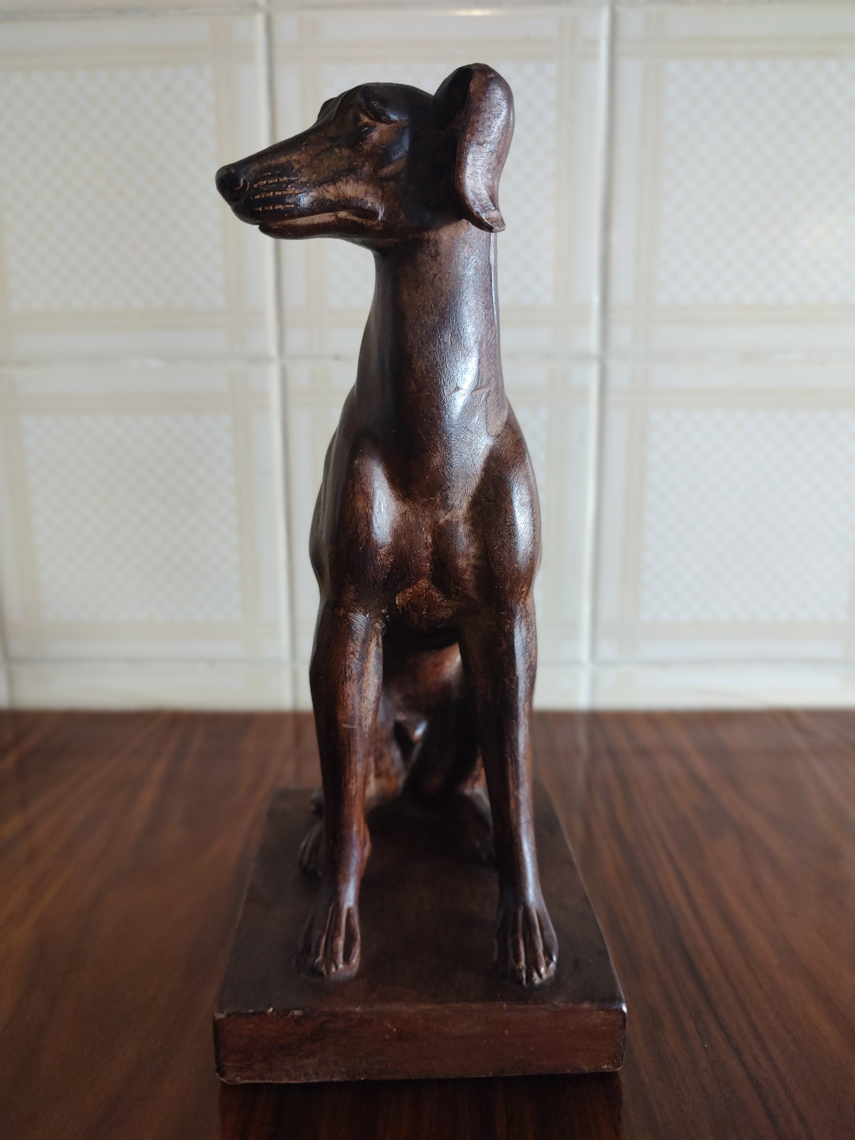 Maravilhosa Estátua de Galgo imitando madeira (23cm altura)