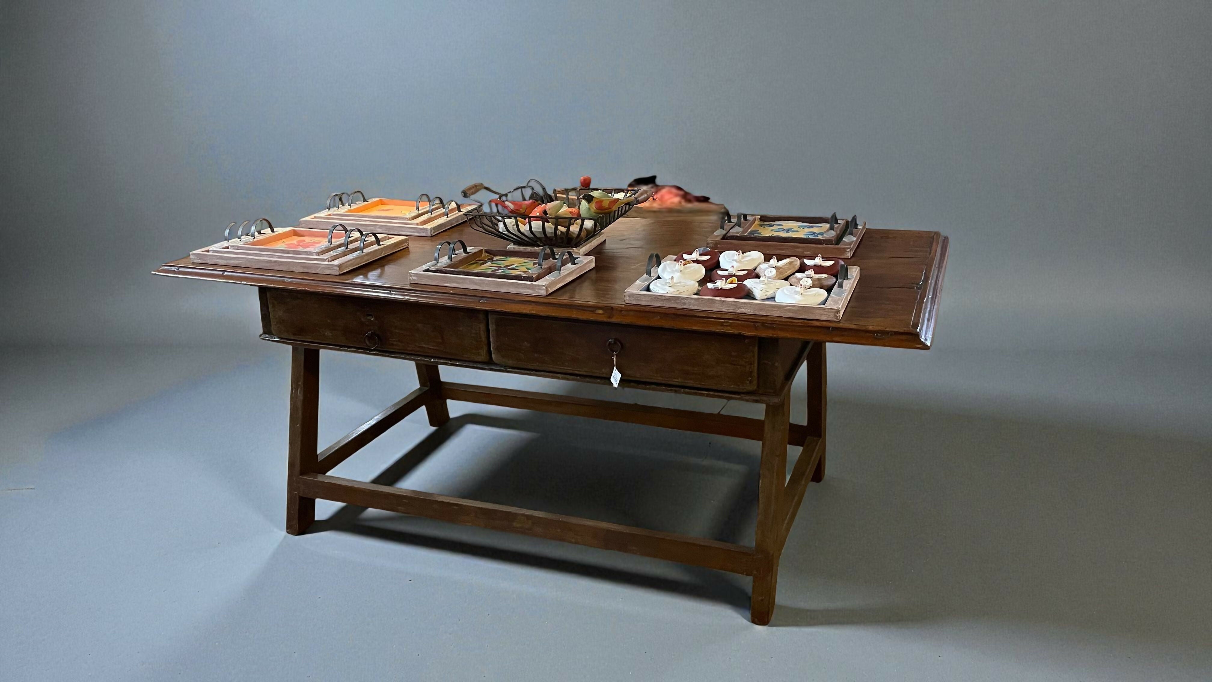 MESA ANTIGA FEITA EM MADEIRA NOBRE COM BASE EM ESTILO CAVALETE