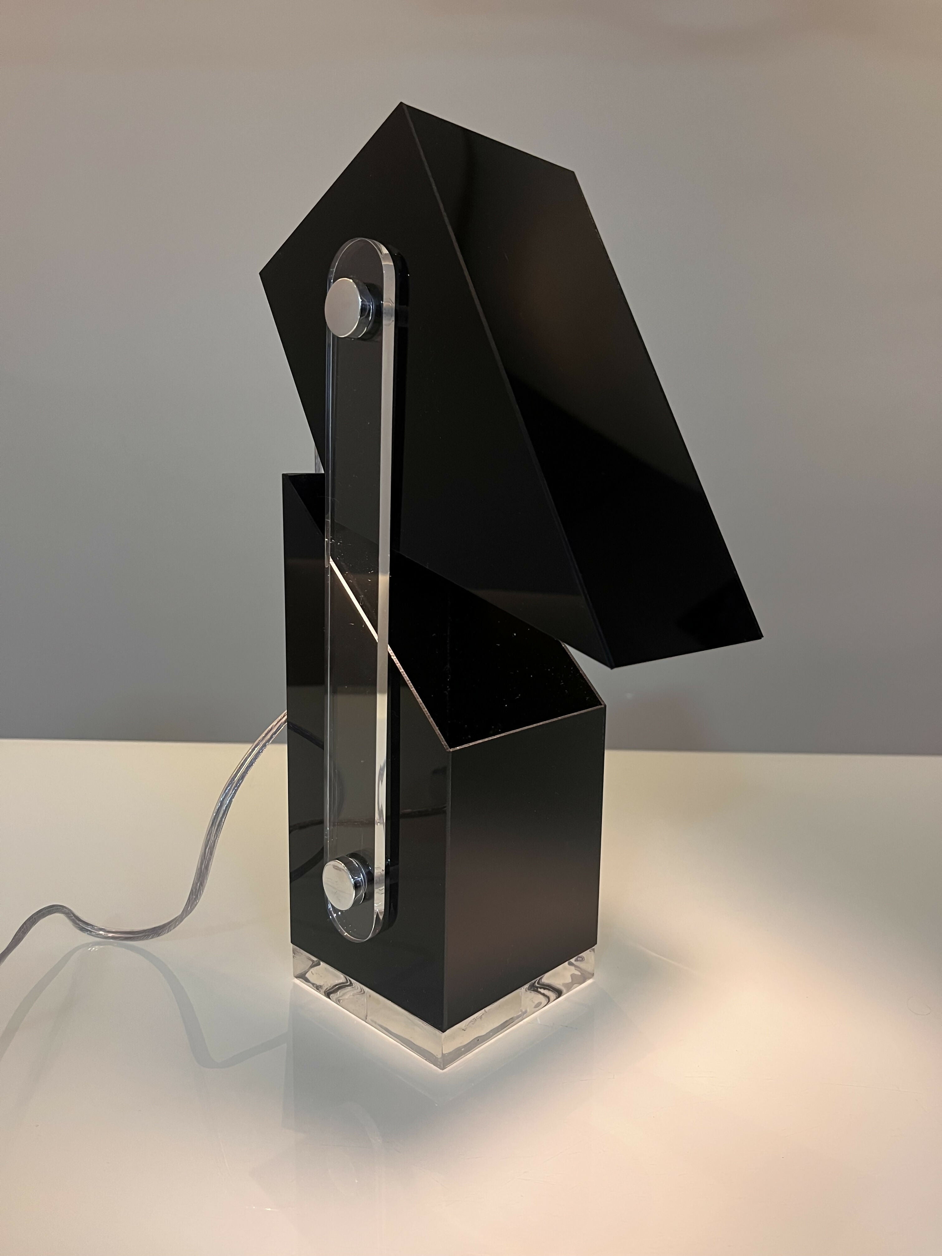 Luminária de mesa 100% em acrílico