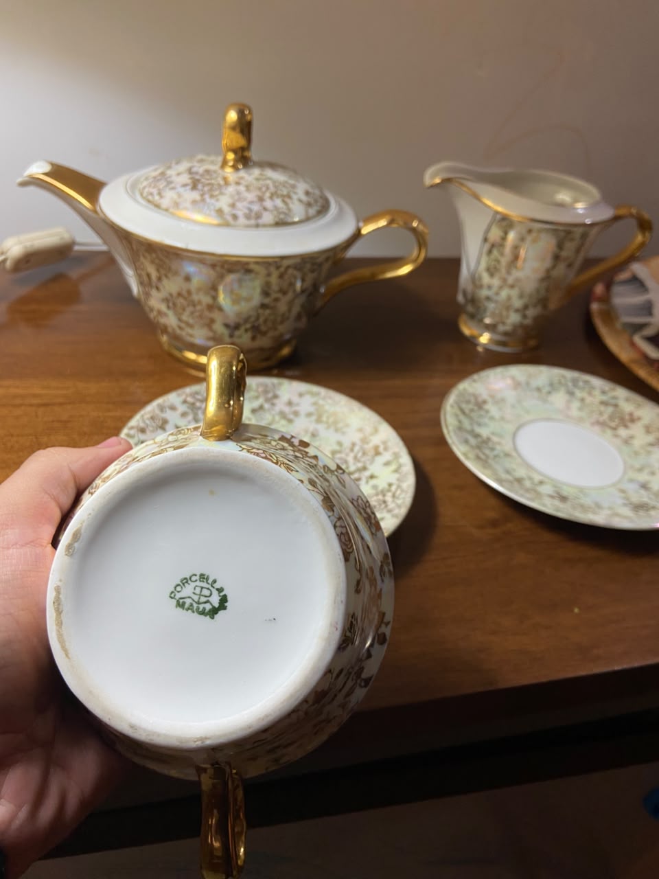 Conjunto de Serviço em Porcelana Mauá. com douração em relevo 