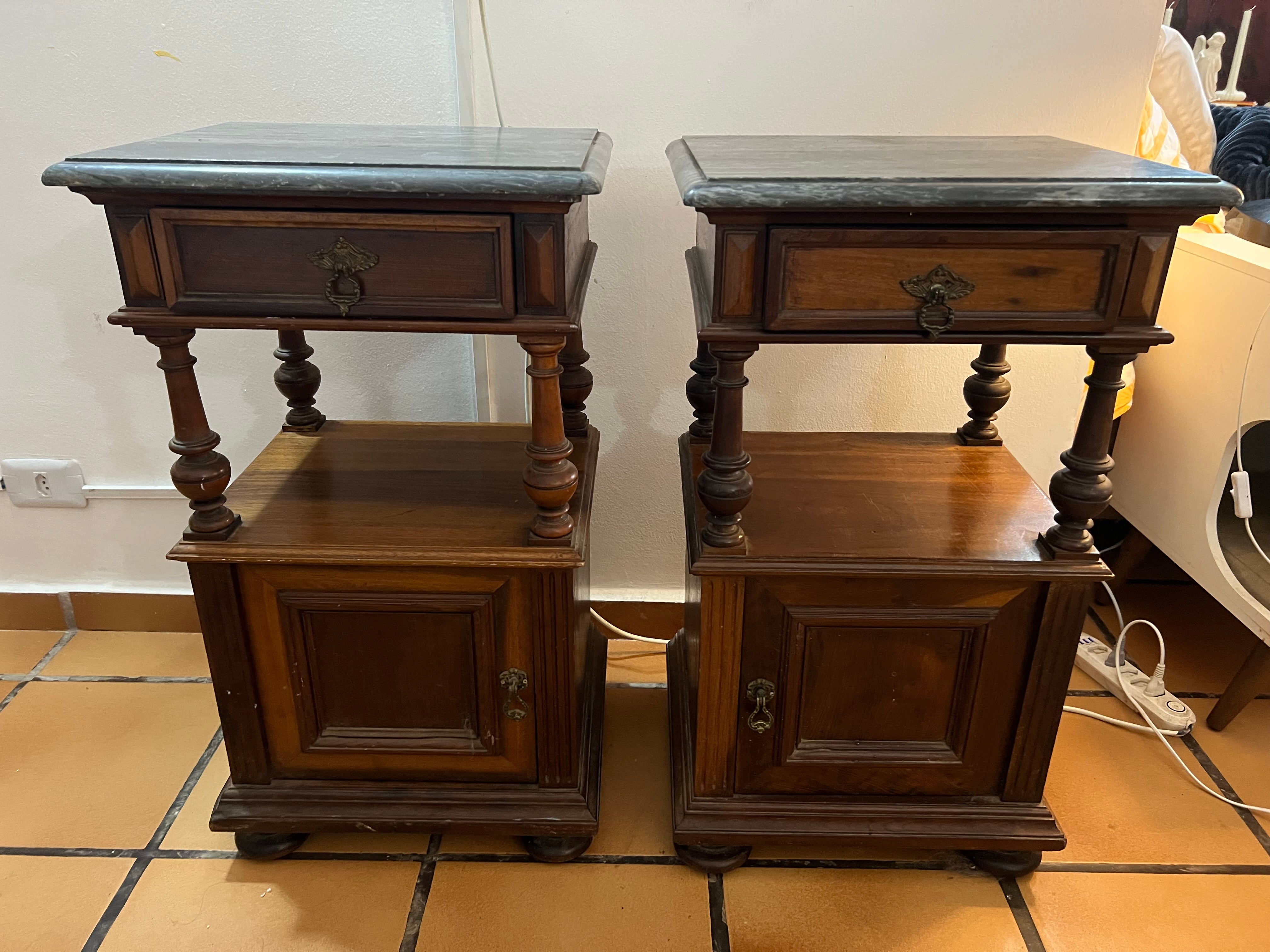 Par de Criados / Mesa de Cabeceira Antigas Estilo Renascença com Tampo de Mármore