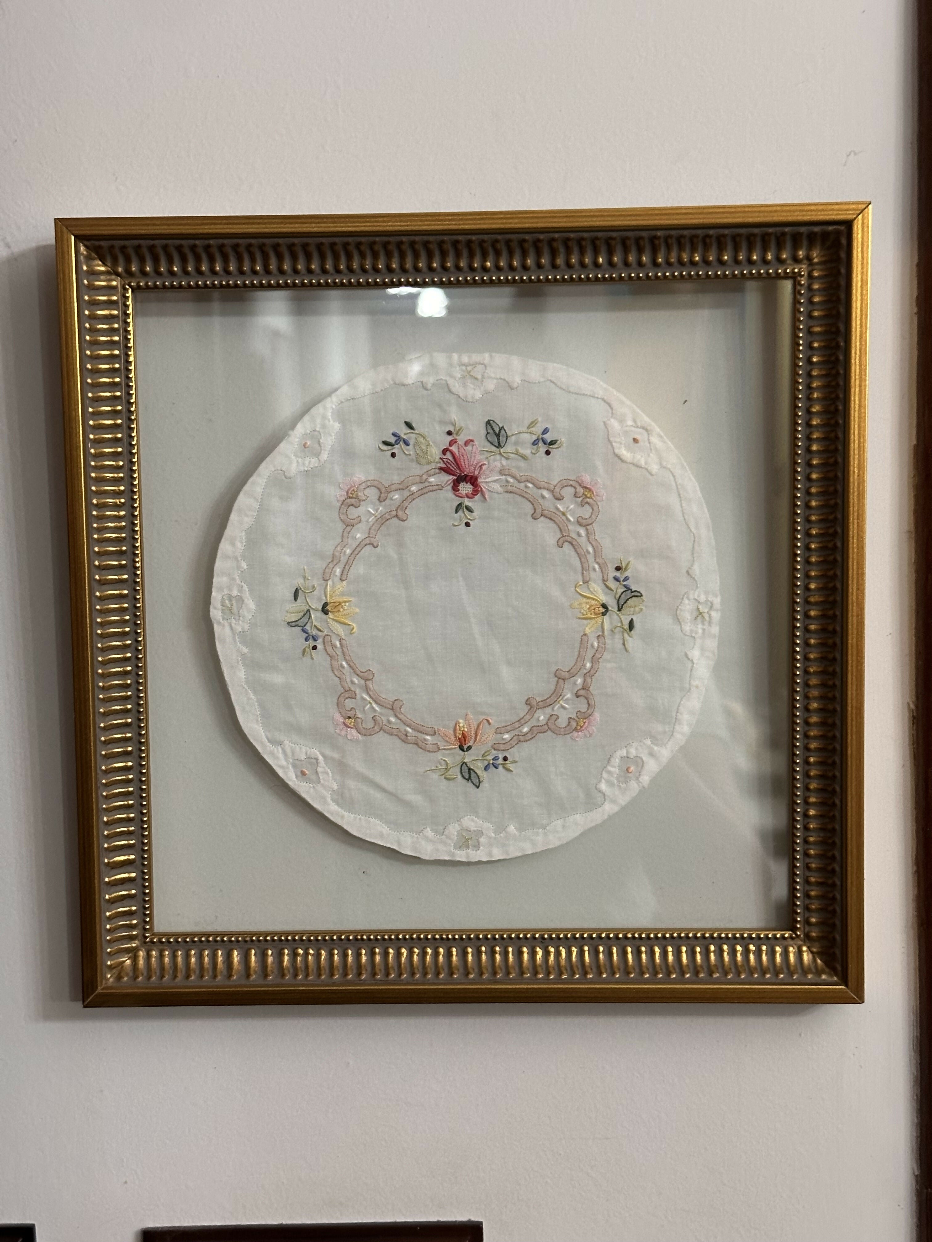 Vintage quadros em moldura dourada em madeira trabalhada , sendo vidro duplo e para dar o charme , toalhinha bordada ao centro ( ilha da Madeira) preço unitário