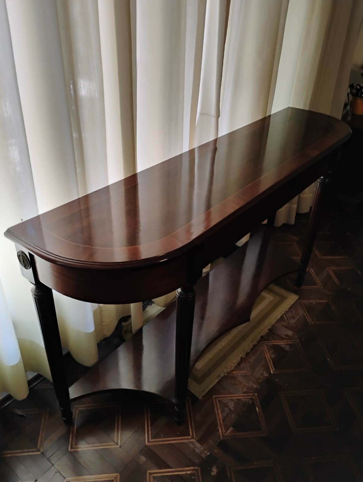 Aparador Clássico em Madeira Maciça – Estilo Elegante e Sofisticado