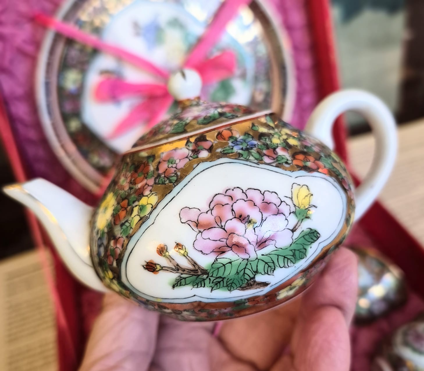 Pequeno, raro e lindíssimo conjunto de chá em porcelana chinesa Família Rosa - Rose Canton. Uma graça! Sem uso, na caixa original. 8 peças.