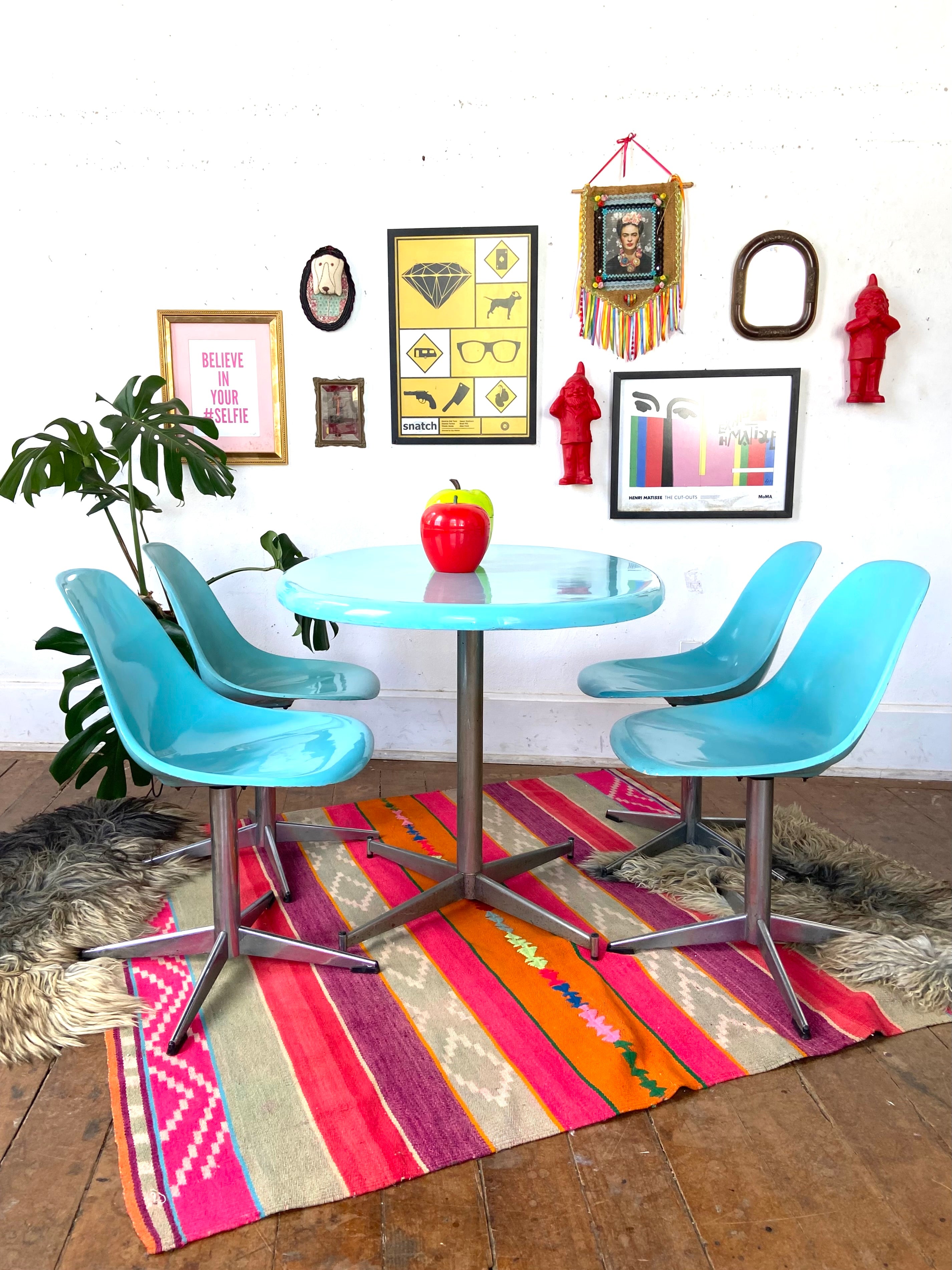 Conjunto em fibra azul anos 70 (mesa + 4 cadeiras) 