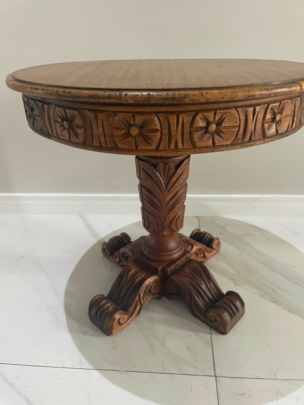 Mesa de Canto Redonda Entalhada