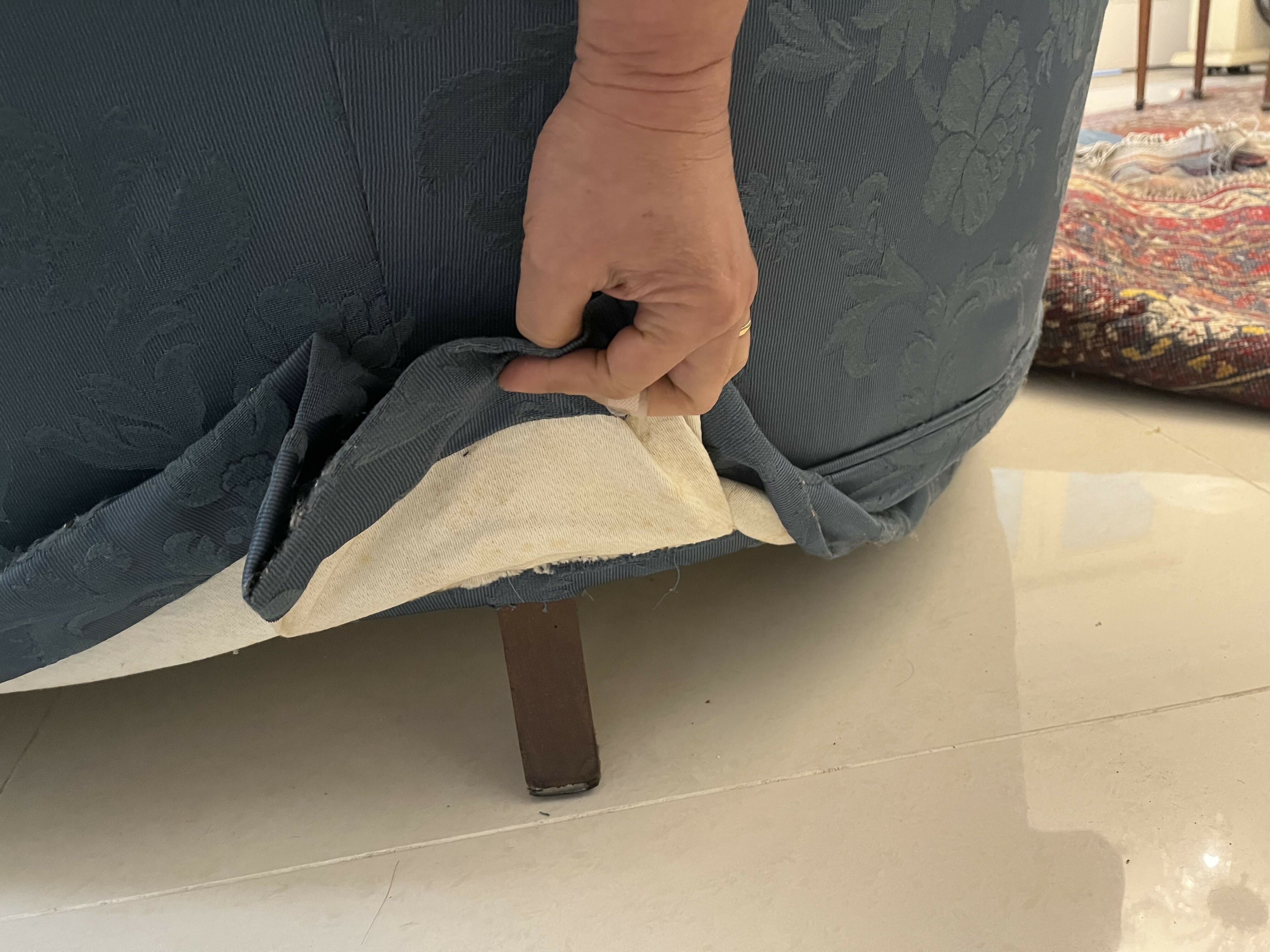 Sofá FEIJÃO Capitonê em Jacquard floral azul - 4 lugares