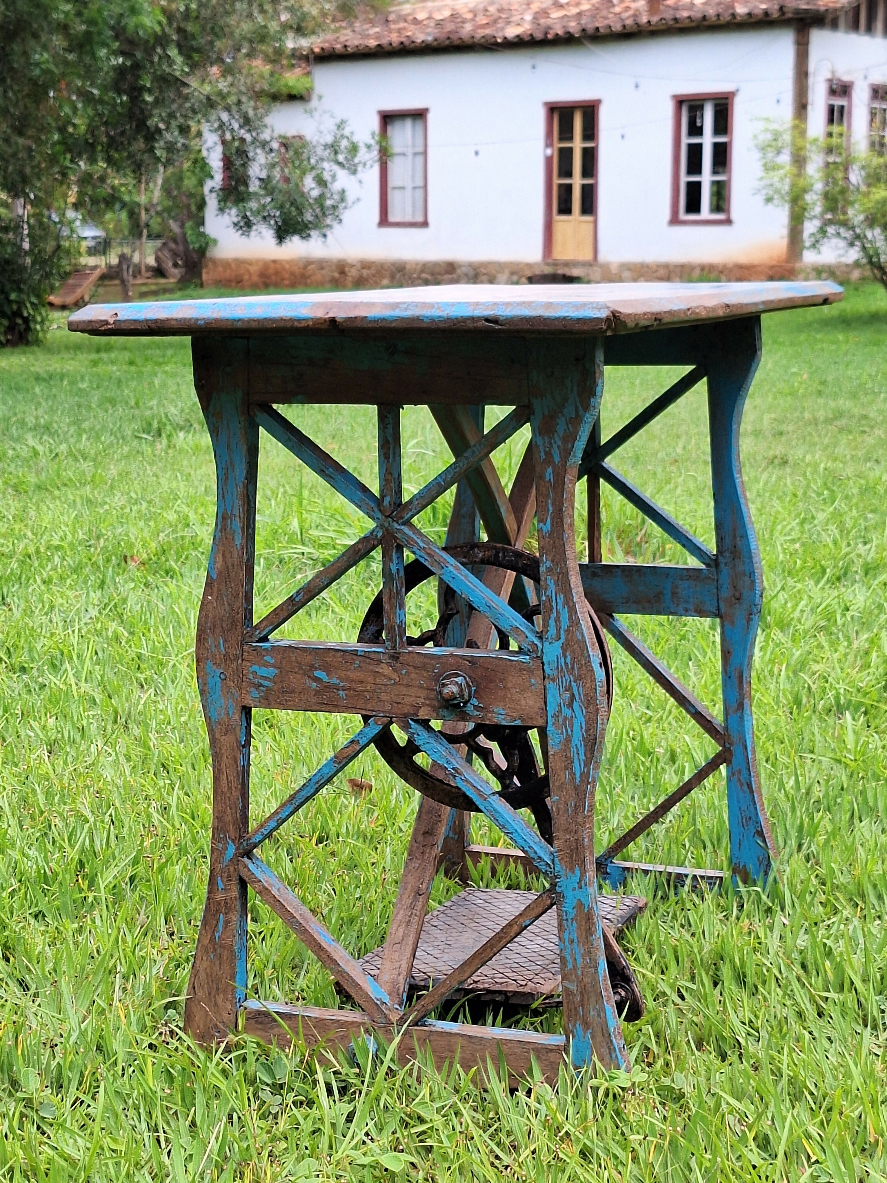 Mesinha de Costura Manual Antiga Garimpo Mineiro