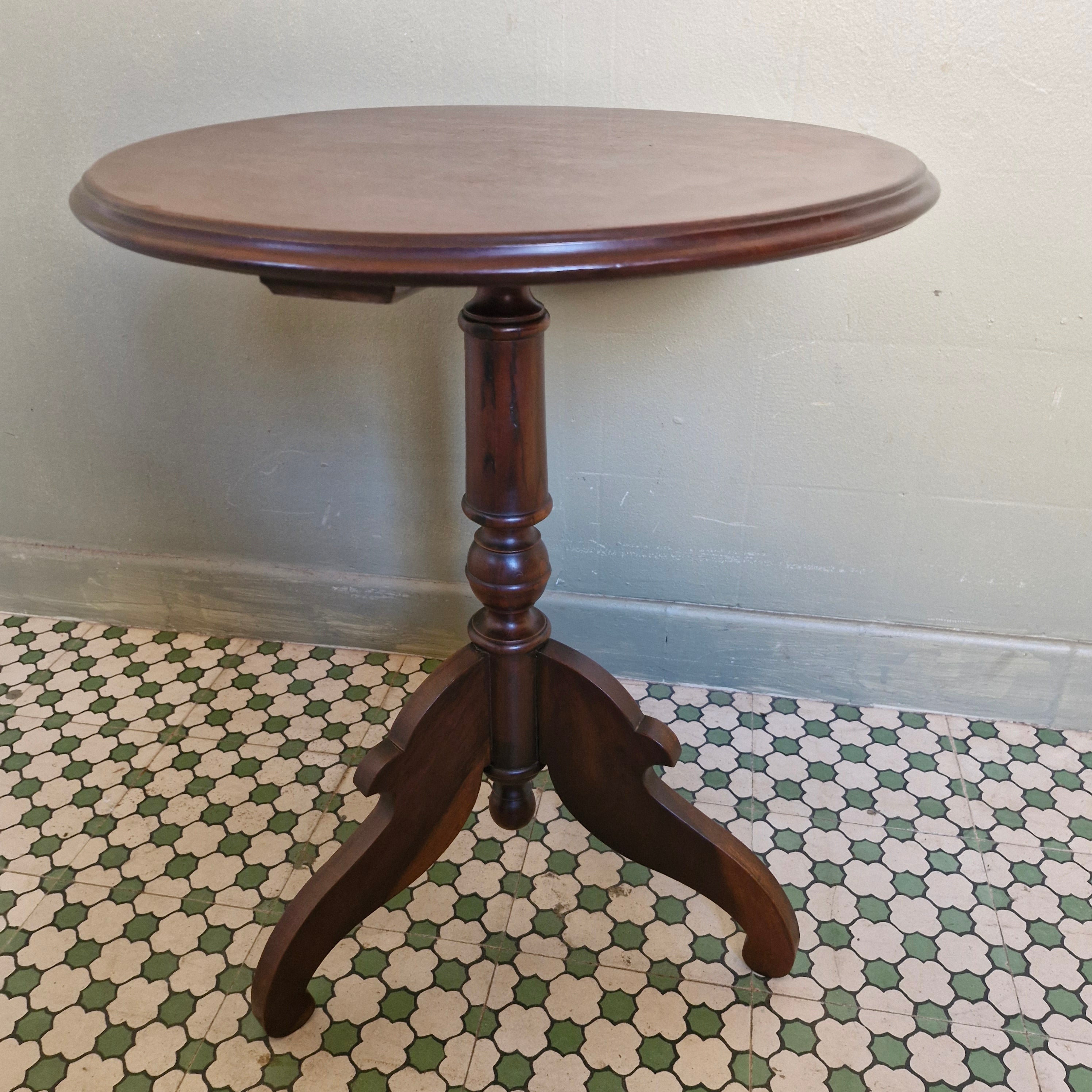 Mesa de apoio redonda estilo Inglês em madeira escura 