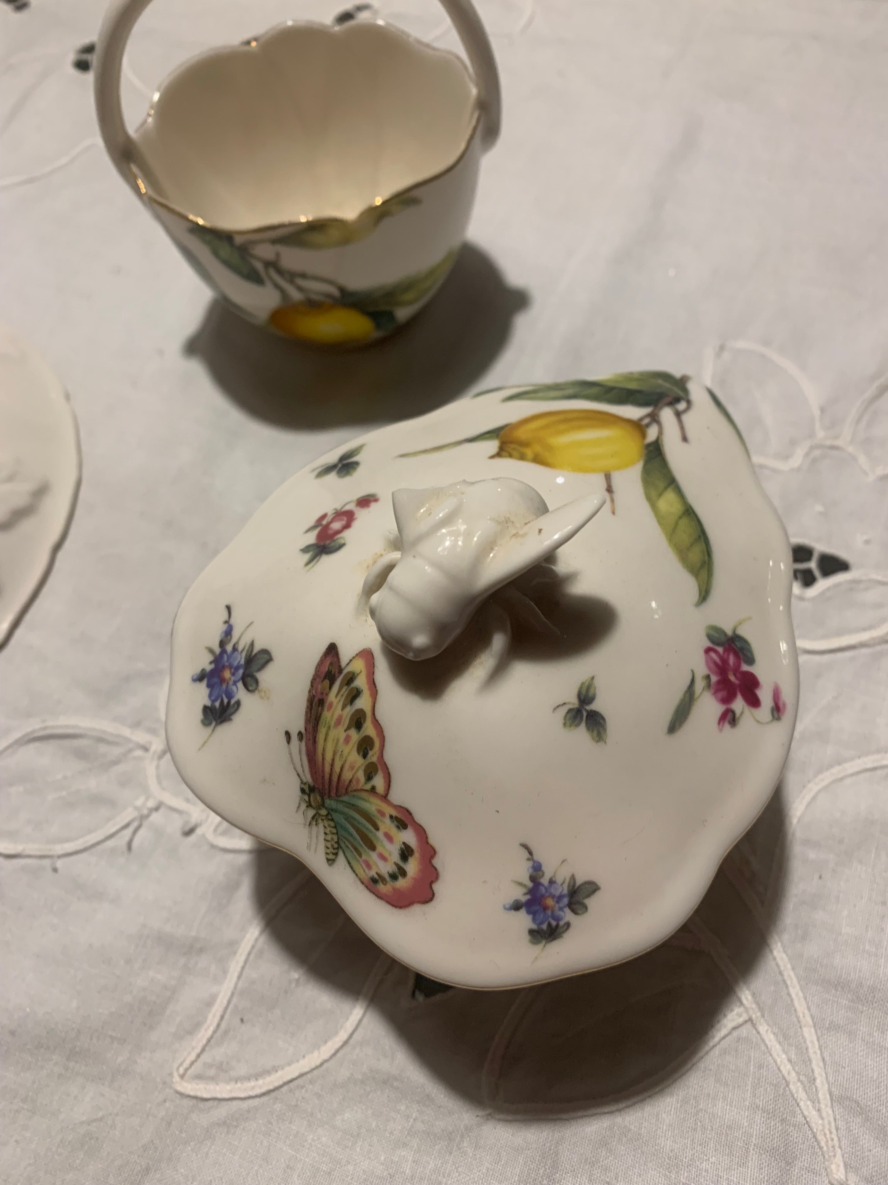 Jogo 3 peças em porcelana Tania Bulhões com limão e borboleta 