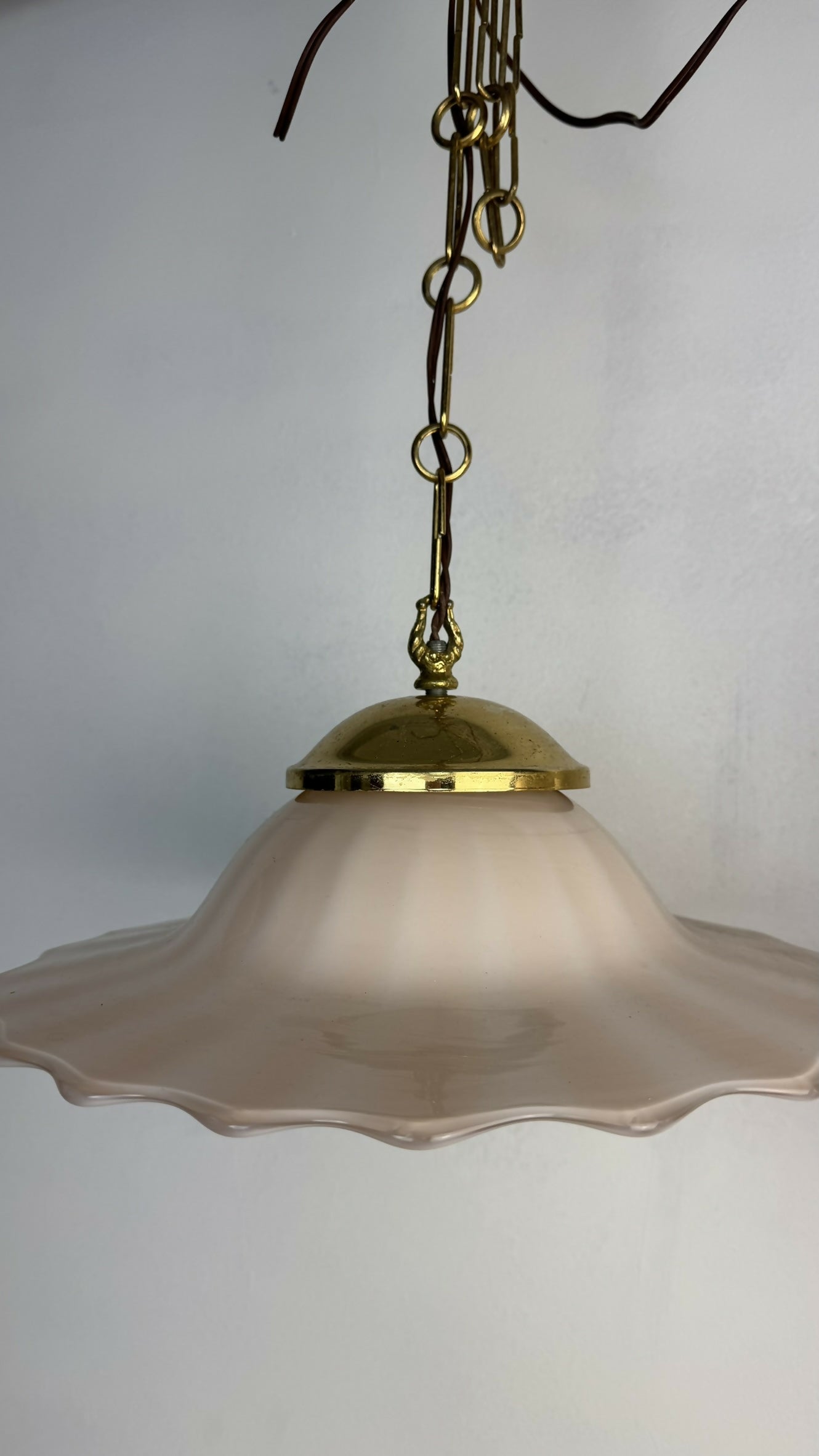 Pendente Teto Vintage | Cúpula Pétala em Vidro Rosé e Estrutura Dourada Clássica