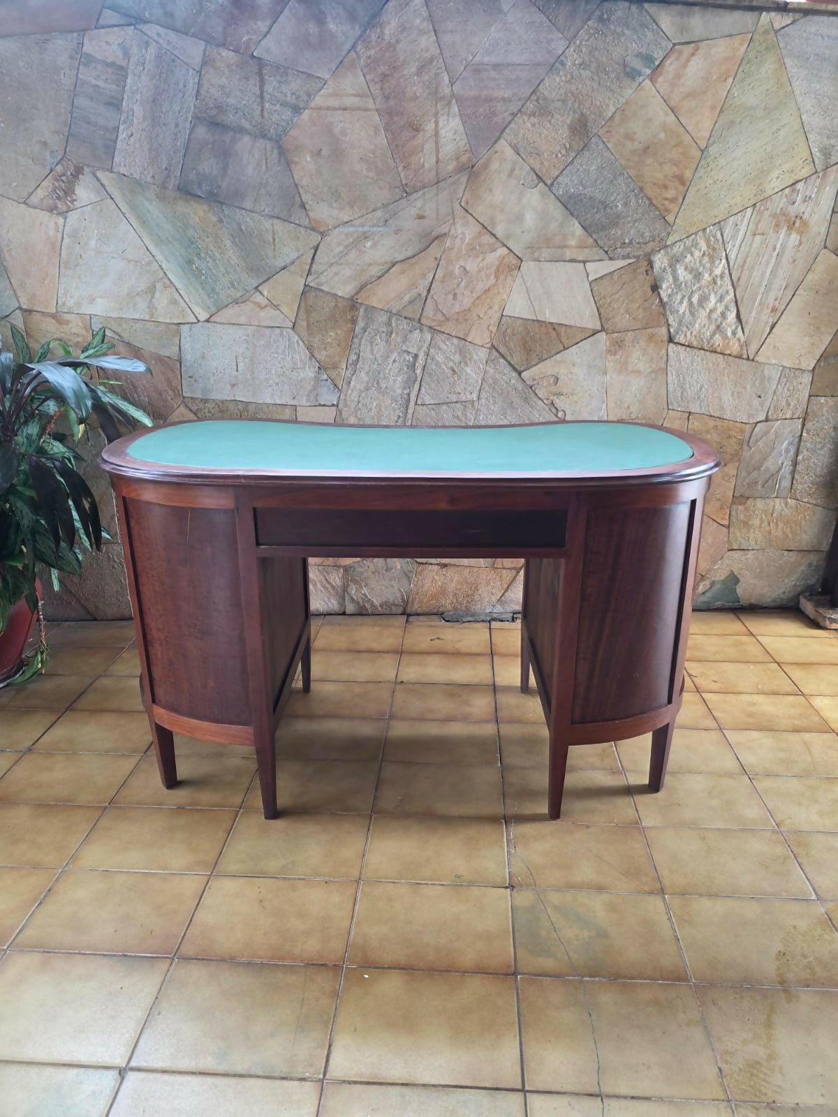 antiga escrivaninha rim, com puxadores em bronze e couro no tampo