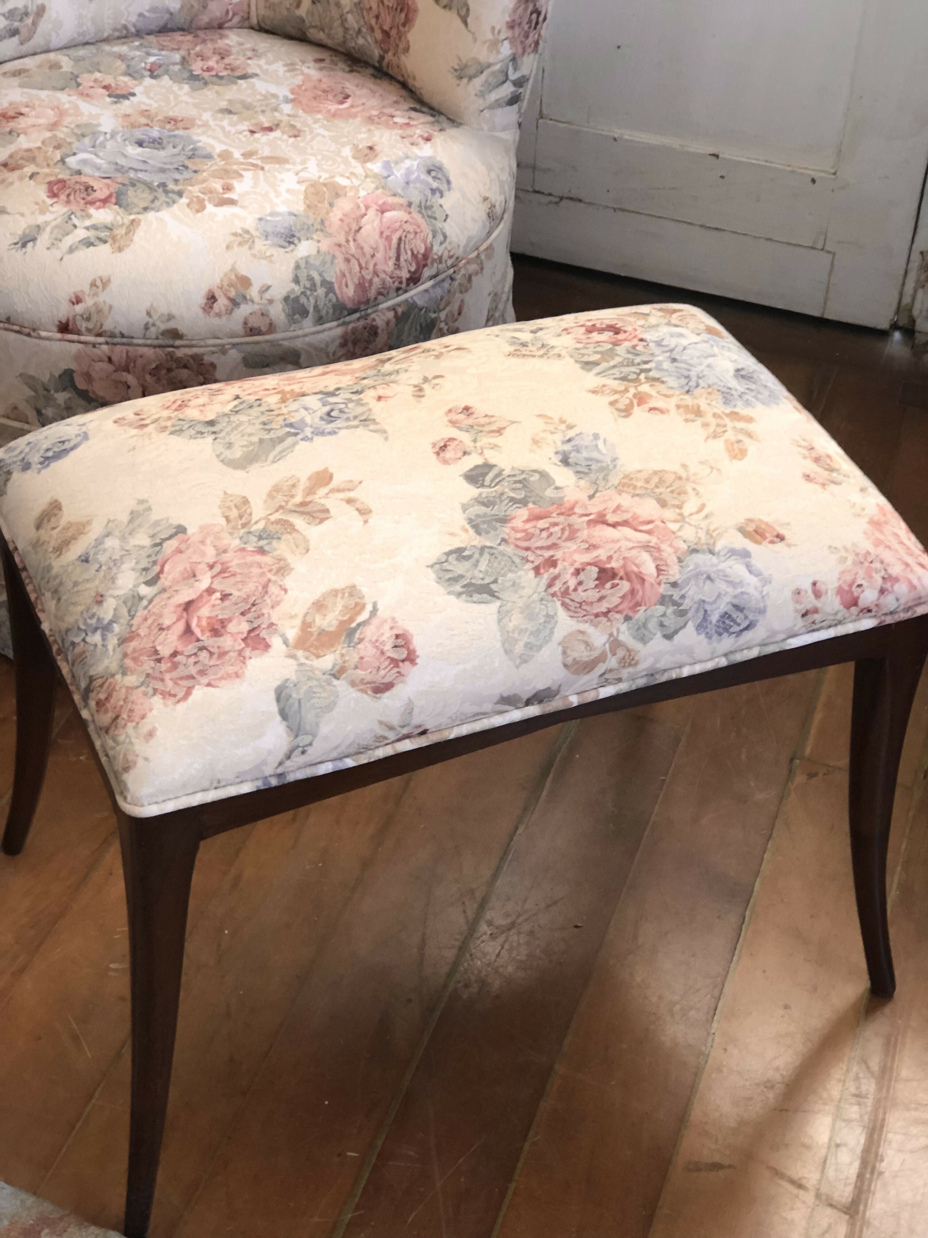 Poltrona Berger e banqueta floridas