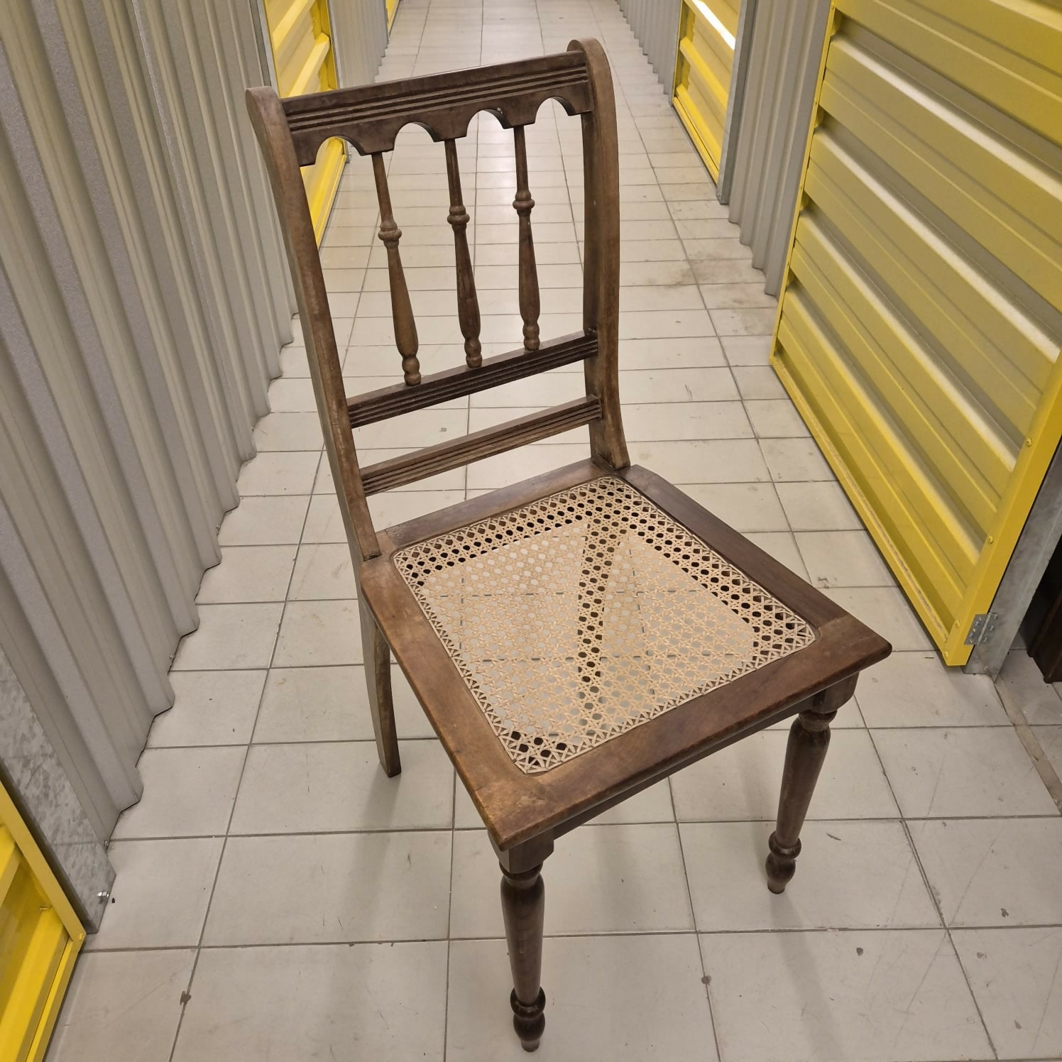 Cadeira antiga em palhinha