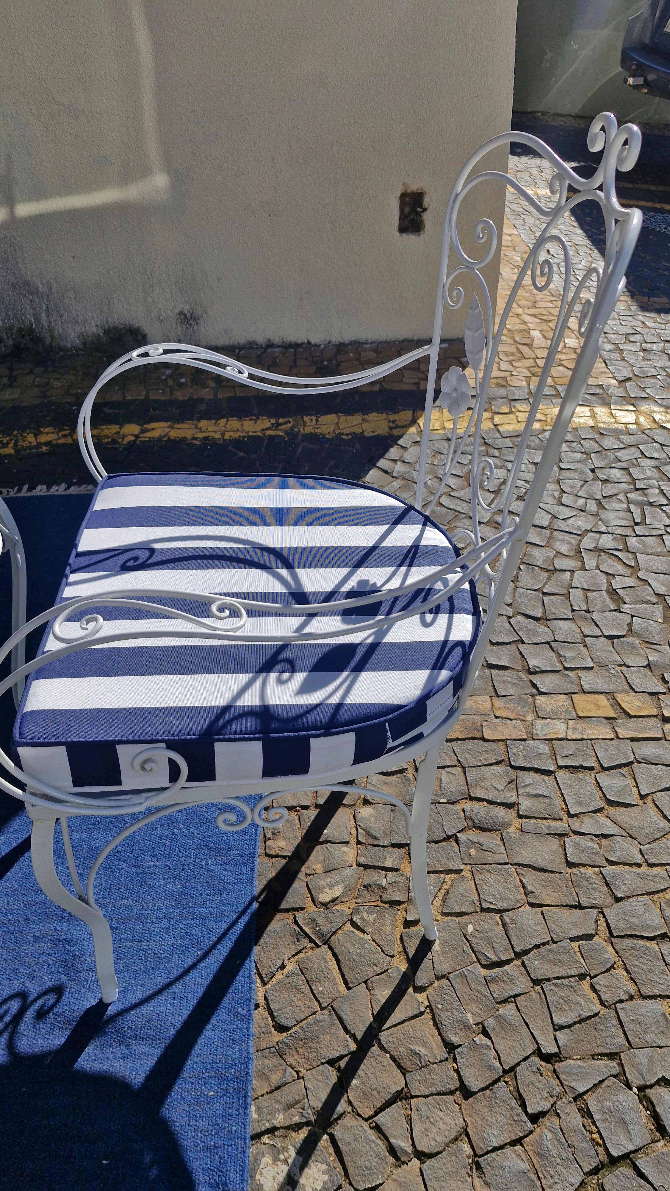 Jogo de Jardim (3 poltronas + 1 mesinha) em ferro branco com estofado listrado em azul 