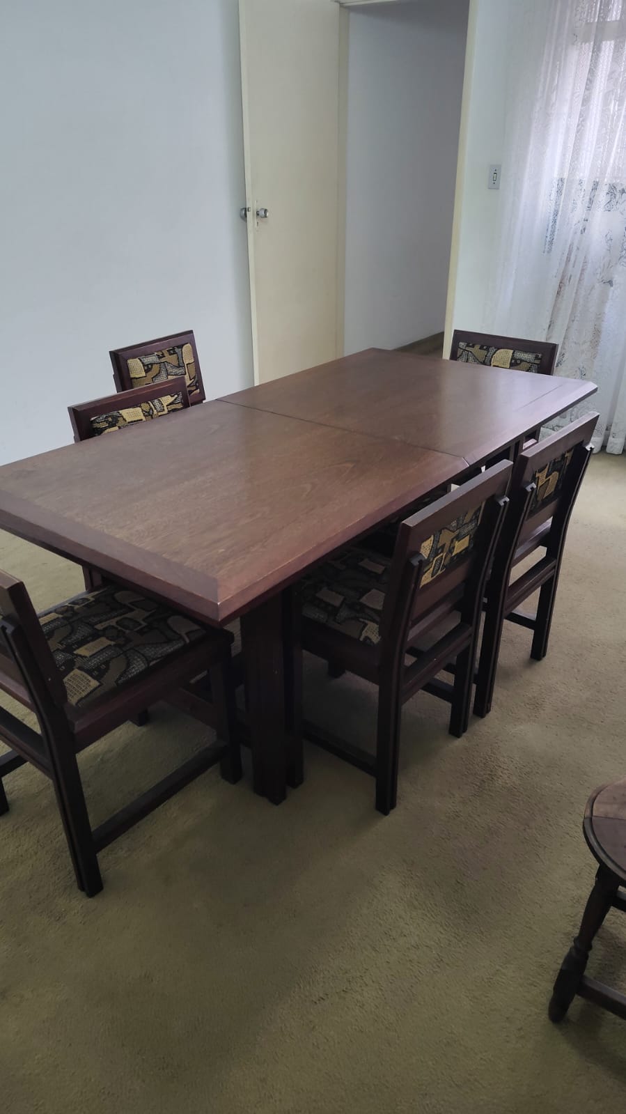 Mesa de Jantar Retangular em Madeira Robusta + 6 Cadeiras Estofadas