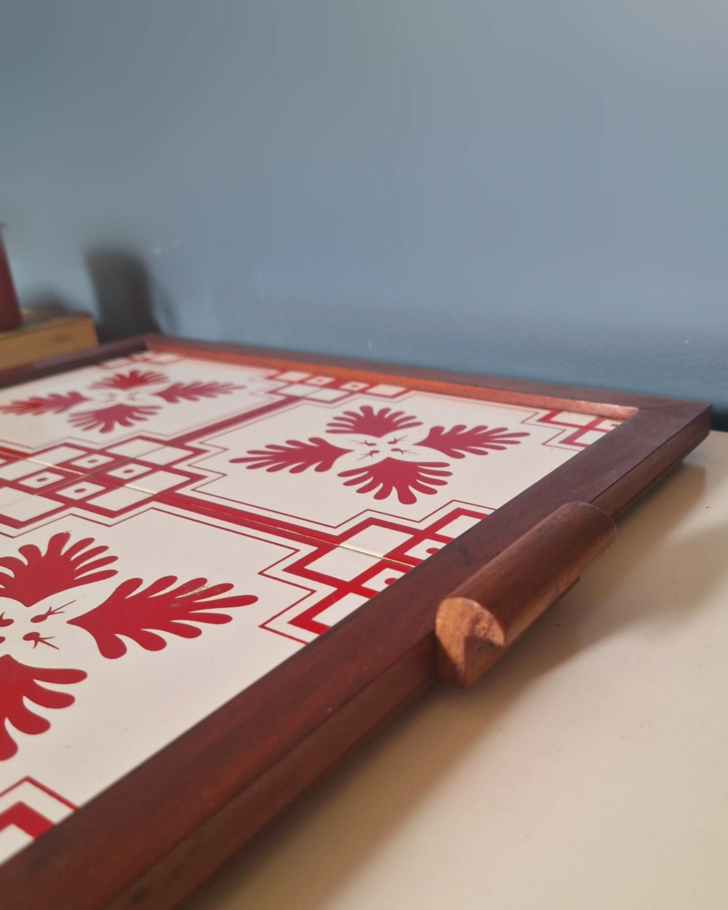 Bandeja em Madeira com azulejos antigos com detalhes vermelhos