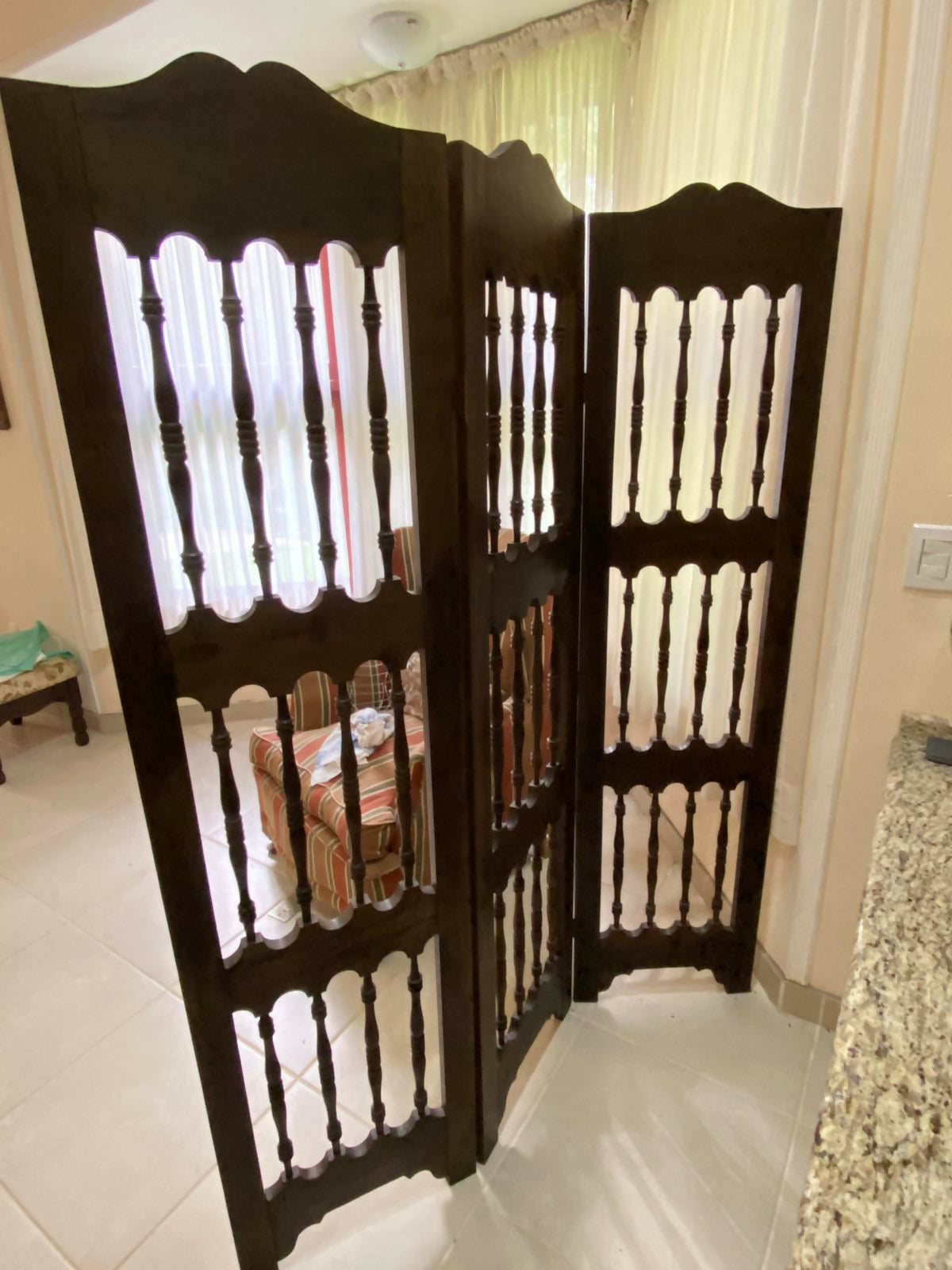 Biombo em madeira escura e detalhes torneados (3 folhas)