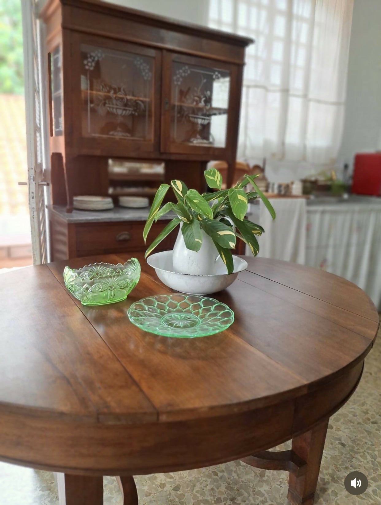 Mesa oval antiga Art Noveau em Cedro maciço